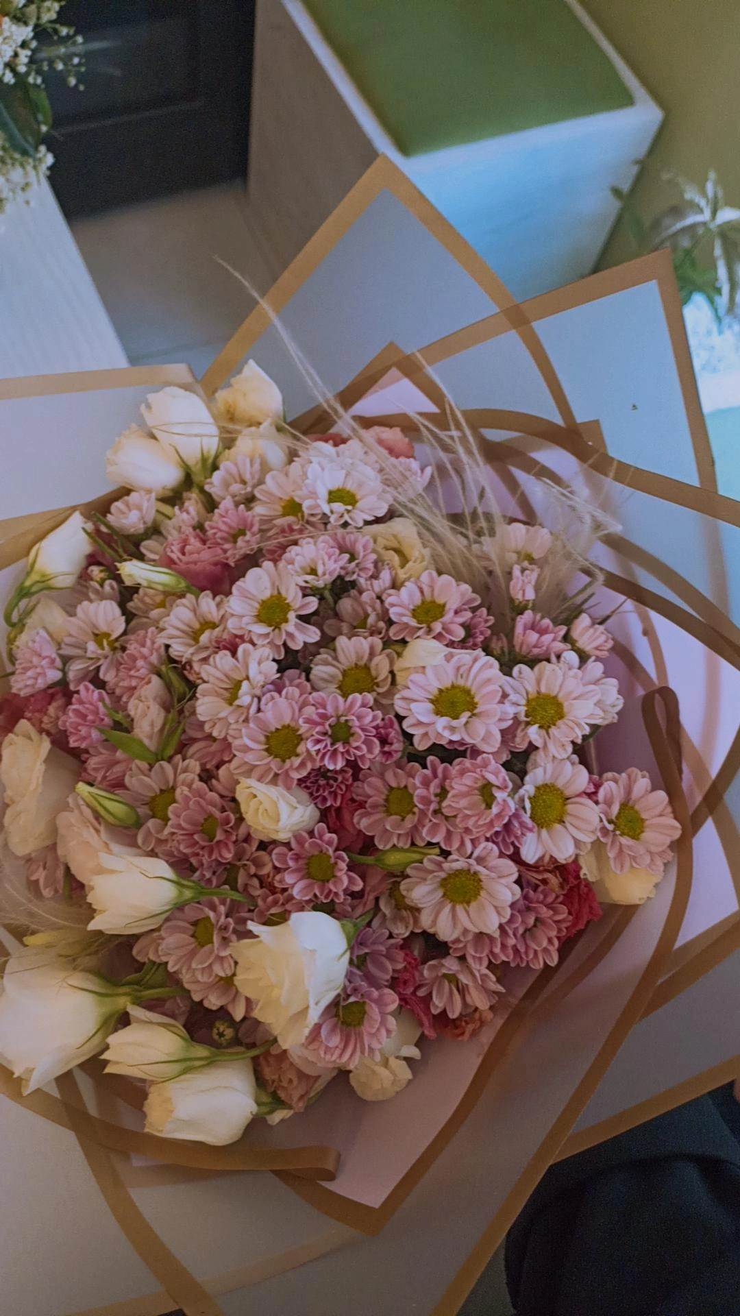 برای تولد دوستم دسته گل گرفتم. میخواستم همون روز پستش کنم. حالا الان این کارو میکنم. کی به کیه اصلا ها؟. اگه من نمیگفتم نمیدونستین این عکس برای دو روز پیشه. ولی خب من تمام سعی مو می‌کنم اینجا مثل زندگی واقعیم صادق باشم. لزومی نداره که نباشم. اصلا تصمیم گرفتم بنویسم چون فکر کردم این کار باعث میشه من بیشتر خودمو بپذیرم. بیشتر به خودم نزدیک بشم.