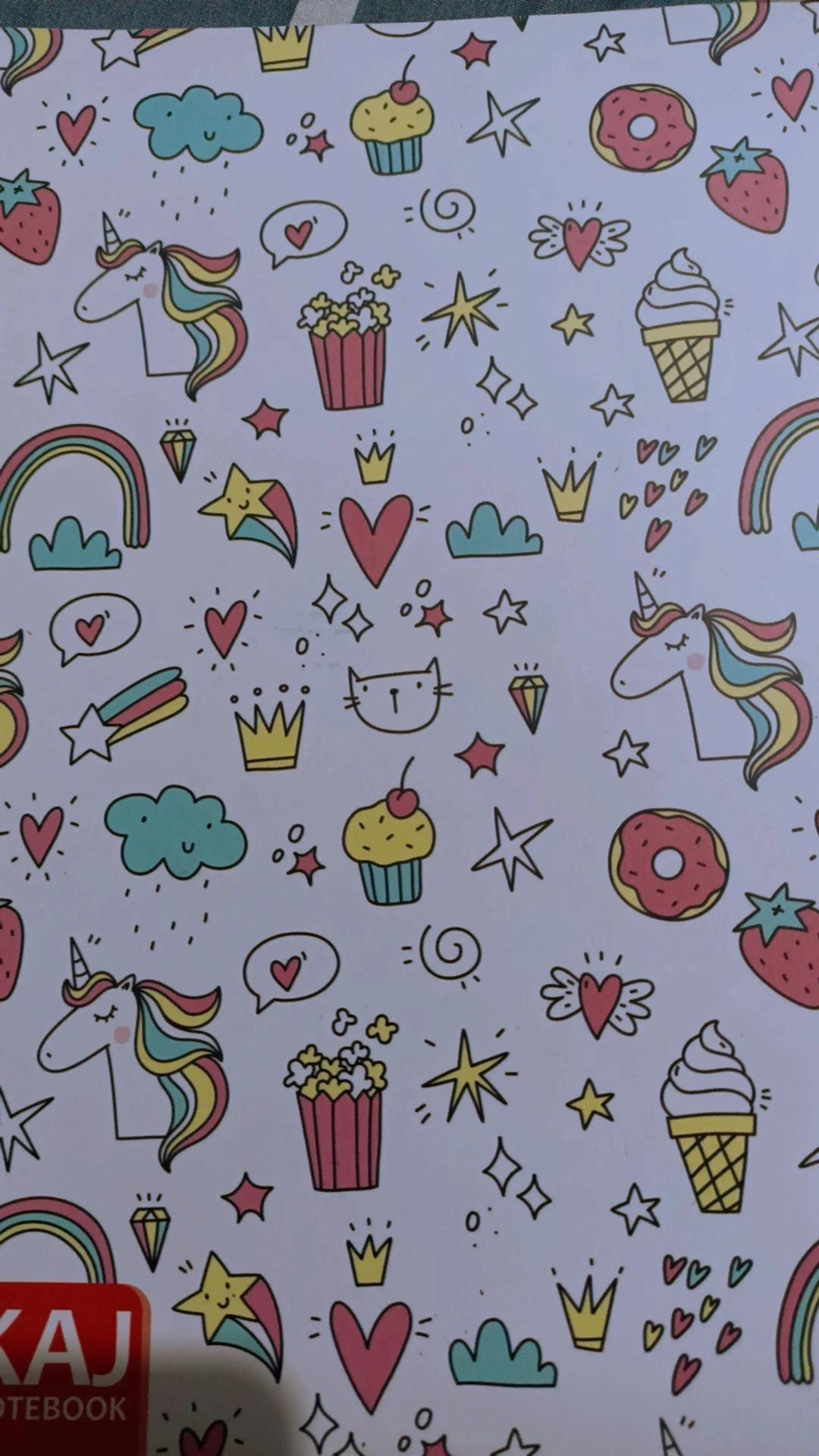 این رخ دفتره‌اس. موقع برداشتنش شک داشتم. خیلی وقته کودک درونم و خاک کردم‌. اینجوری بودم که یونیکورن اخه؟!! بعدش به این نتیجه رسیدم بد نیست یه موقع هایی چیزای گوگولی برای خودم بخرم شاید کودک درونم از اون دنیا عفو مشروط خورد و برگشت بهم.