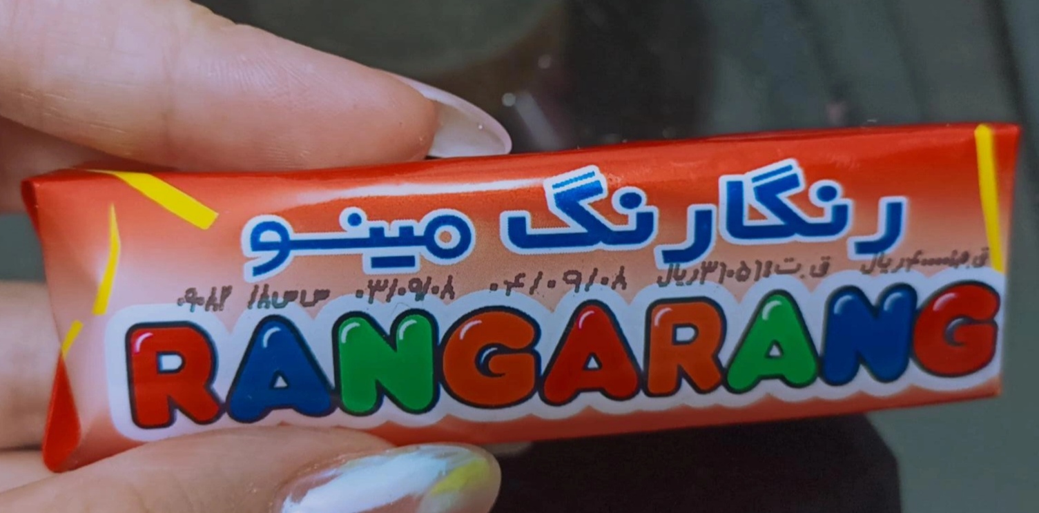 اگه فک کردین میزارم اسنک موردعلاقم تو یخچال دست نخورده بمونه. سخت در اشتباهین. ( البته دیگه مزه‌ی قبلا و‌نمیدن).با مامانم نصفش کردم. از نصف کردن خوراکیام خوشحال میشم. با اینکه یه بخشی از من دوست داره کلشو داشته باشه ها ولی یه ظرافت و مهربونی قشنگی تو تقسیم کردن خوراکیا هست. همیشه توی دبستان و راهنمایی دوس داشتم با دوستام زنگ تفریح بشینیم و خوراکی هامونو شییر( به اشتراک گذاشتن) کنیم.