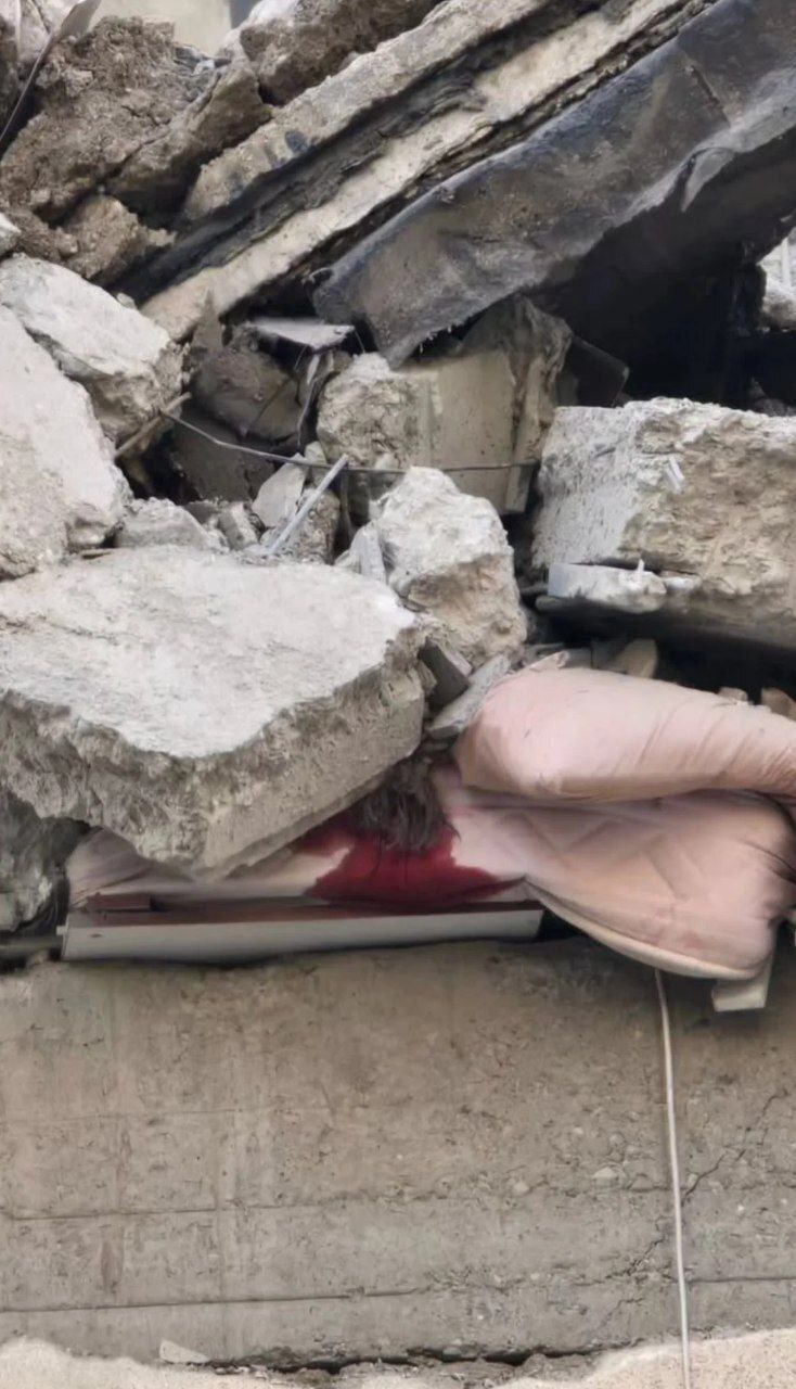 اینجا از تاریخ که ما هستیم، آسمان سرخ است