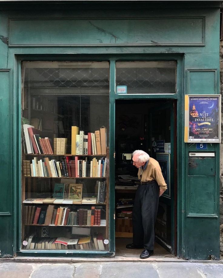 قفسه‌ی شعر کتابفروشی