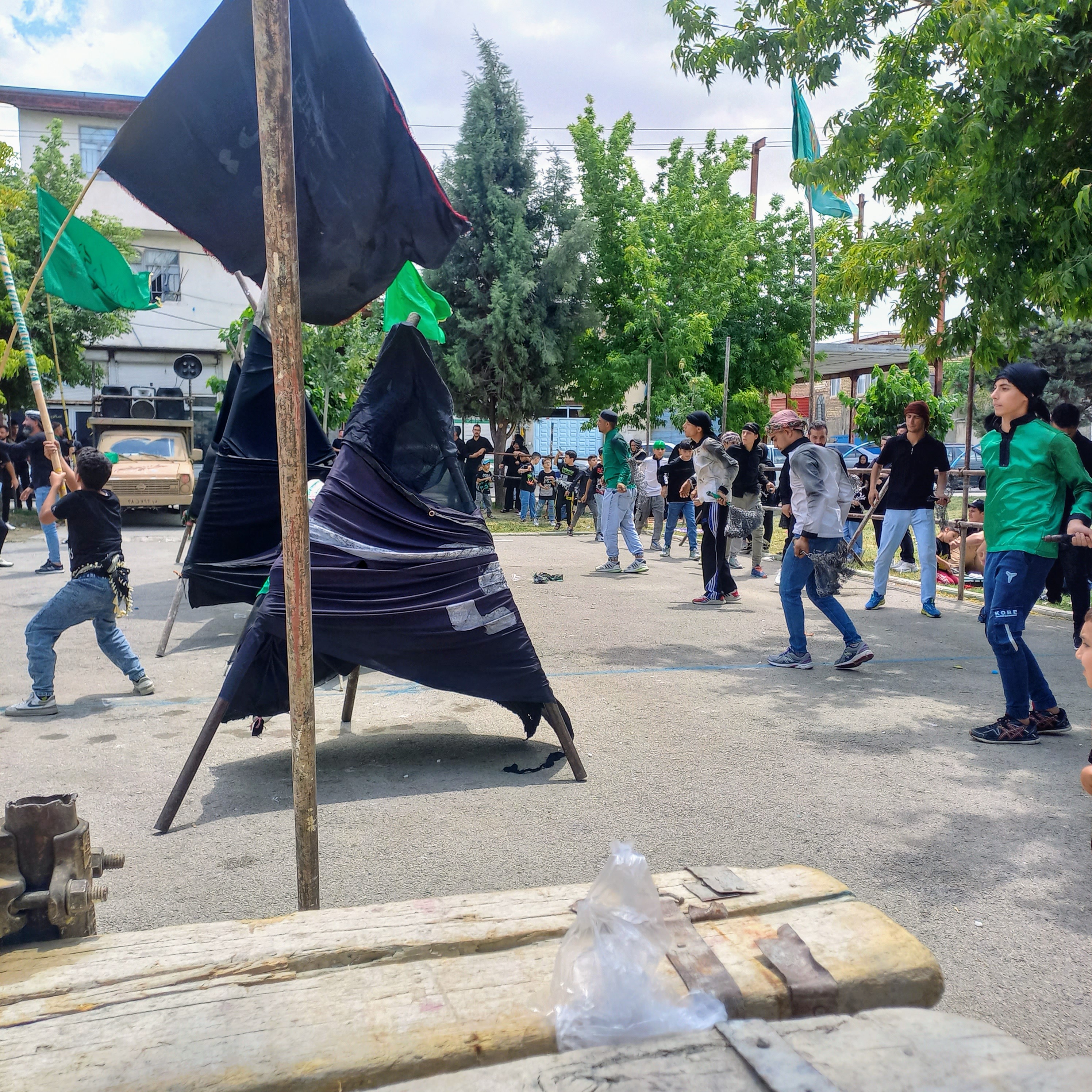 در روز عاشورا، علامت‌های بزرگ سیاه عزا همچون کوه‌هایی از ماتم پیشاپیش دسته حرکت می‌کنند و پرچم‌های سبز و سیاه در باد می‌پیچند. نوجوانان و جوانان سیاه‌پوش با گام‌های استوار و دل‌های پر از درد، یاد مظلومیت امام حسین (ع) و یارانش را زنده نگه داشته‌اند؛ این عشق، قرن‌ها گذشته اما هنوز شعله‌ور است.عاشورا حسینی | ۲۶ تیر ۱۴۰۳ | ارومیه، بوستان صفا 🖤 یا حسین (ع)