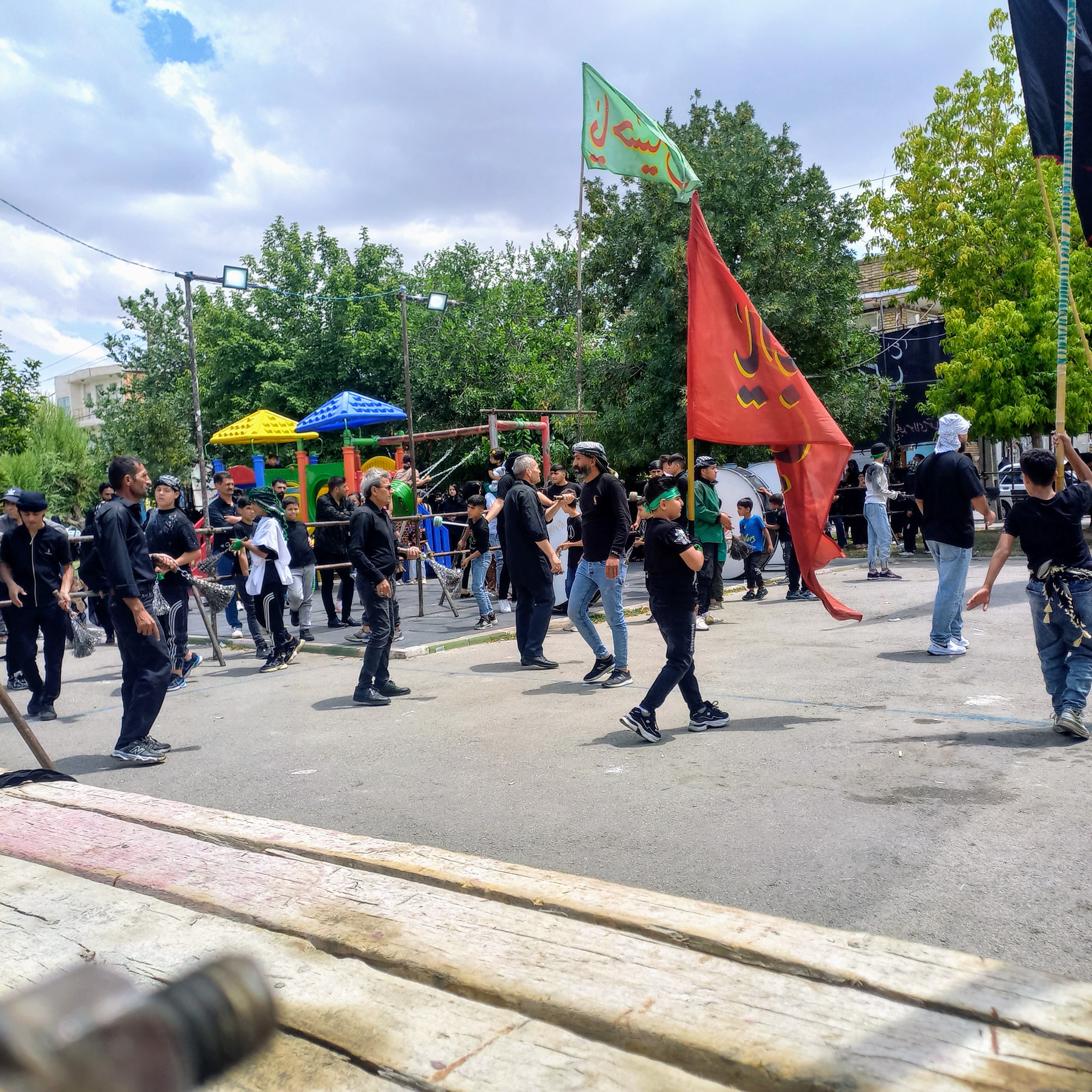 عزاداران سیاه‌پوش در بوستان صفا صف کشیده‌اند و زنجیر به دست، با ریتم هماهنگ به سینه می‌کوبند. پرچم سبز «یا حسین » و پرچم سرخ «یا ابالفضل العباس » در باد می‌رقصند و میان زمین بازی کودکان، شور حسینی موج می‌زند؛ اینجاست که عشق به اهل بیت از کودکی تا بزرگسالی جریان دارد.تاسوعای حسینی | ۲۵ تیر ۱۴۰۳ | ارومیه، بوستان صفا 🖤 یا عباس (ع)