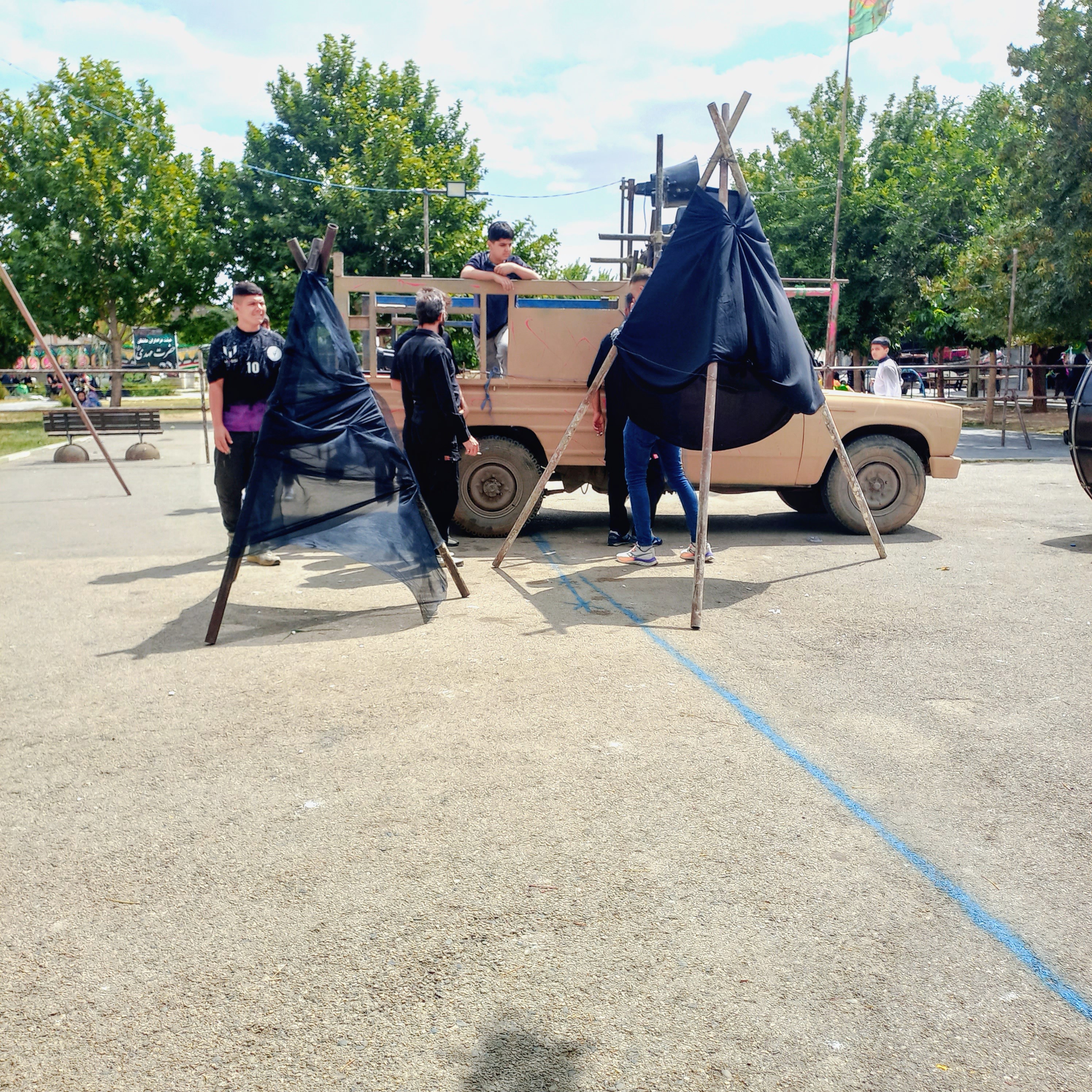 علامت‌های بزرگ سیاه عزا در روز عاشورا بر دوش نوجوانان سیاه‌پوش سنگینی می‌کند و وانت بلندگوها همراه دسته حرکت می‌کند. این جوانان عاشق، با گام‌های محکم و دل‌های پر از درد، ماتم اباعبدالله (ع) را فریاد می‌زنند و نشان می‌دهند که نسل جوان همچنان پرچمدار عزای حسینی است.عاشورا حسینی | ۲۶ تیر ۱۴۰۳ | ارومیه، بوستان صفا 🖤 یا اباعبدالله