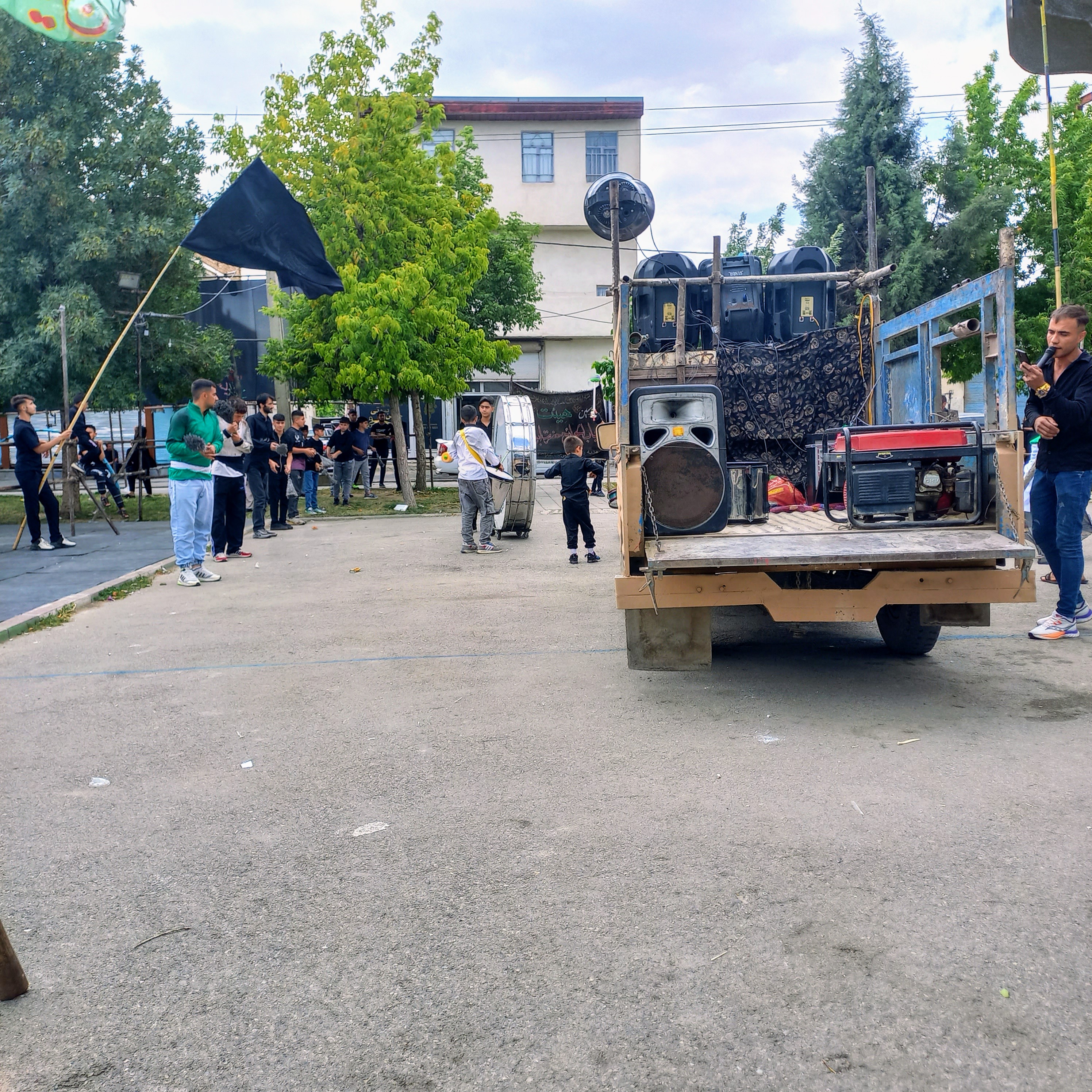 در روز عاشورا، صدای طبل و بلندگوهای عزا در بوستان صفا پیچیده و نوای «حسین حسین» دل‌ها را به کربلا می‌برد. کودکان سیاه‌پوش با شور و اشتیاق در دسته عزاداری شرکت کرده‌اند و پرچم سیاه ماتم در باد می‌رقصد؛ این تصویر، نشان‌دهنده زنده بودن عزای حسینی در قلب نسل جدید است.عاشورا حسینی | ۲۶ تیر ۱۴۰۳ | ارومیه، بوستان صفا 🖤  یا حسین (ع)