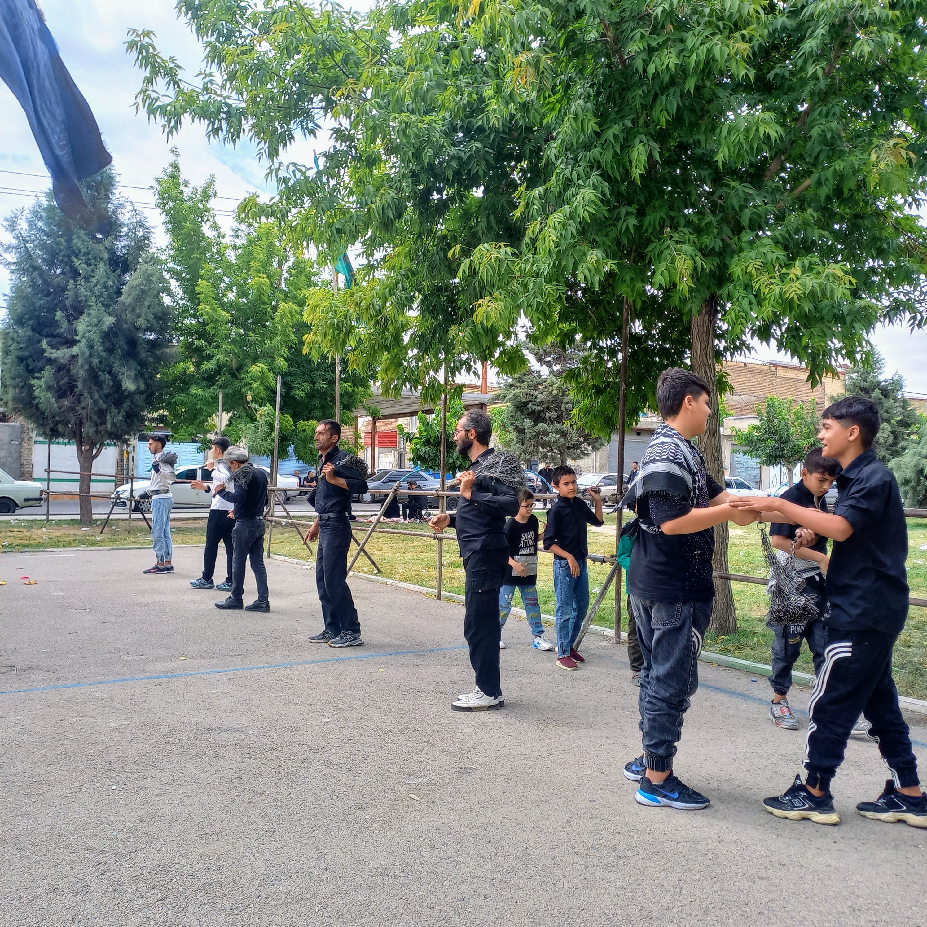 عزاداران سیاه‌پوش در روز عاشورا صف بسته‌اند و با دست بر سینه، نوای «یا حسین» را زمزمه می‌کنند. کودکان نیز در کنار بزرگ‌تران ایستاده‌اند و با چشمانی پر از معرفت، درس عشق و وفاداری به امام مظلوم را می‌آموزند؛ این صحنه، گواه زنده بودن قیام حسینی در دل‌های پاک است.عاشورا حسینی | ۲۶ تیر ۱۴۰۳ | ارومیه، بوستان صفا 🖤 یا حسین (ع)