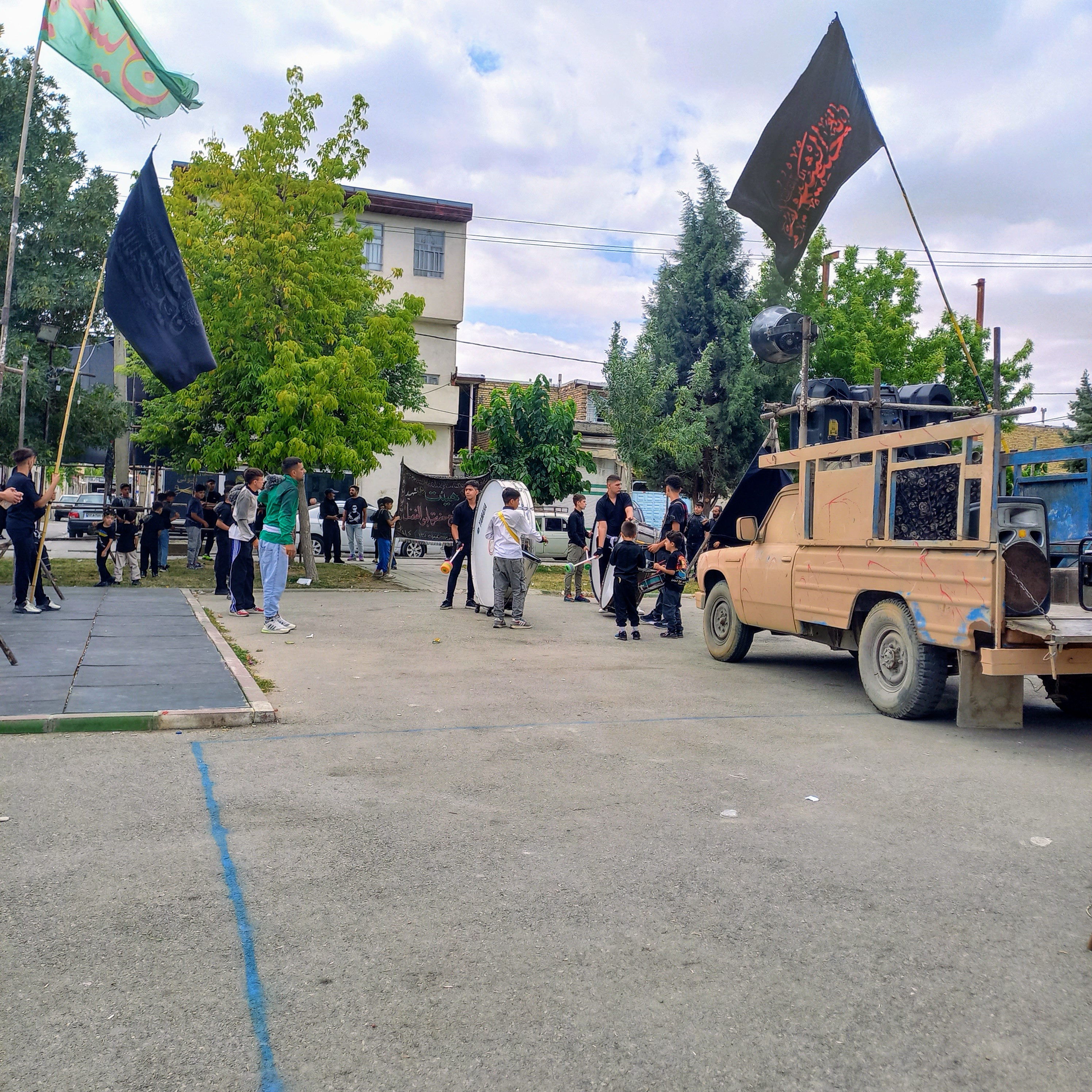 در روز عاشورا، وانت پر از بلندگوهای عزا در بوستان صفا ایستاده و نوای روضه و سینه‌زنی را در فضا طنین‌انداز کرده است. پرچم‌های سیاه و سبز برافراشته‌اند و عزاداران، از کوچک تا بزرگ، دور هم جمع شده‌اند تا به یاد مظلومیت اباعبدالله (ع) و خاندانش اشک بریزند و عهد وفاداری ببندند.عاشورا حسینی | ۲۶ تیر ۱۴۰۳ | ارومیه، بوستان صفا 🖤 يا اباعبدالله