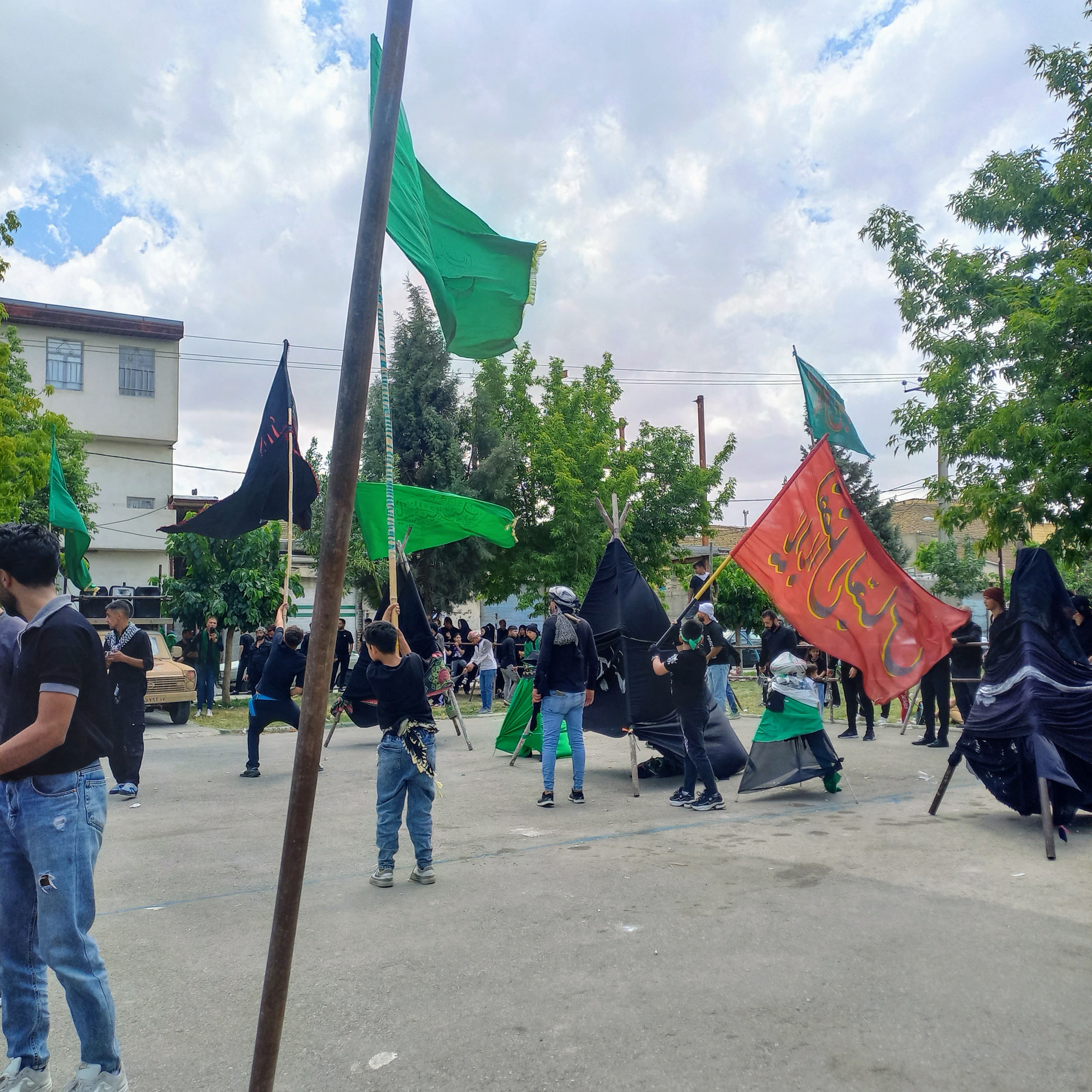 در هوای گرم تاسوعای حسینی، پرچم‌های سبز و سیاه و سرخ در باد می‌رقصند و علامت‌های عزا بر دوش عزاداران سنگینی می‌کنند. کودکان و بزرگ‌تران، همه یک دل و یک صدا، در کوچه‌های ارومیه گام برمی‌دارند تا بگویند: ما هنوز پای عهد اباعبدالله ایستاده‌ایم.تاسوعای حسینی | ۲۵ تیر ۱۴۰۳ | ارومیه، بوستان صفا 🖤 یا عباس (ع)