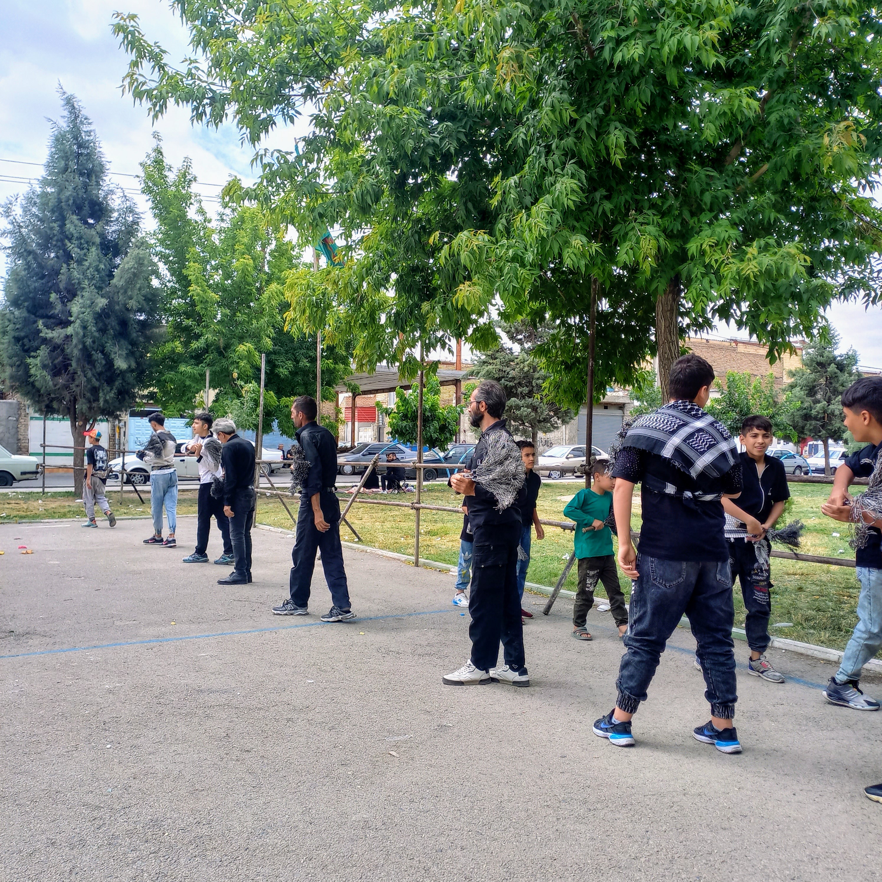 عزاداران سیاه‌پوش در روز عاشورا، دست بر سینه و در صفوف منظم ایستاده‌اند و با نگاهی پر از حزن، به نوای روضه گوش می‌سپارند. کودکان نیز در کنار پدران و بزرگ‌تران، با دستمال‌های عزا و دل‌های کوچک اما عاشق، در این مجلس ماتم شرکت جسته‌اند؛ این قاب، نماد انتقال عشق به امام حسین (ع) از نسلی به نسل دیگر است.عاشورا حسینی | ۲۶ تیر ۱۴۰۳ | ارومیه، بوستان صفا 🖤  یا حسین (ع)