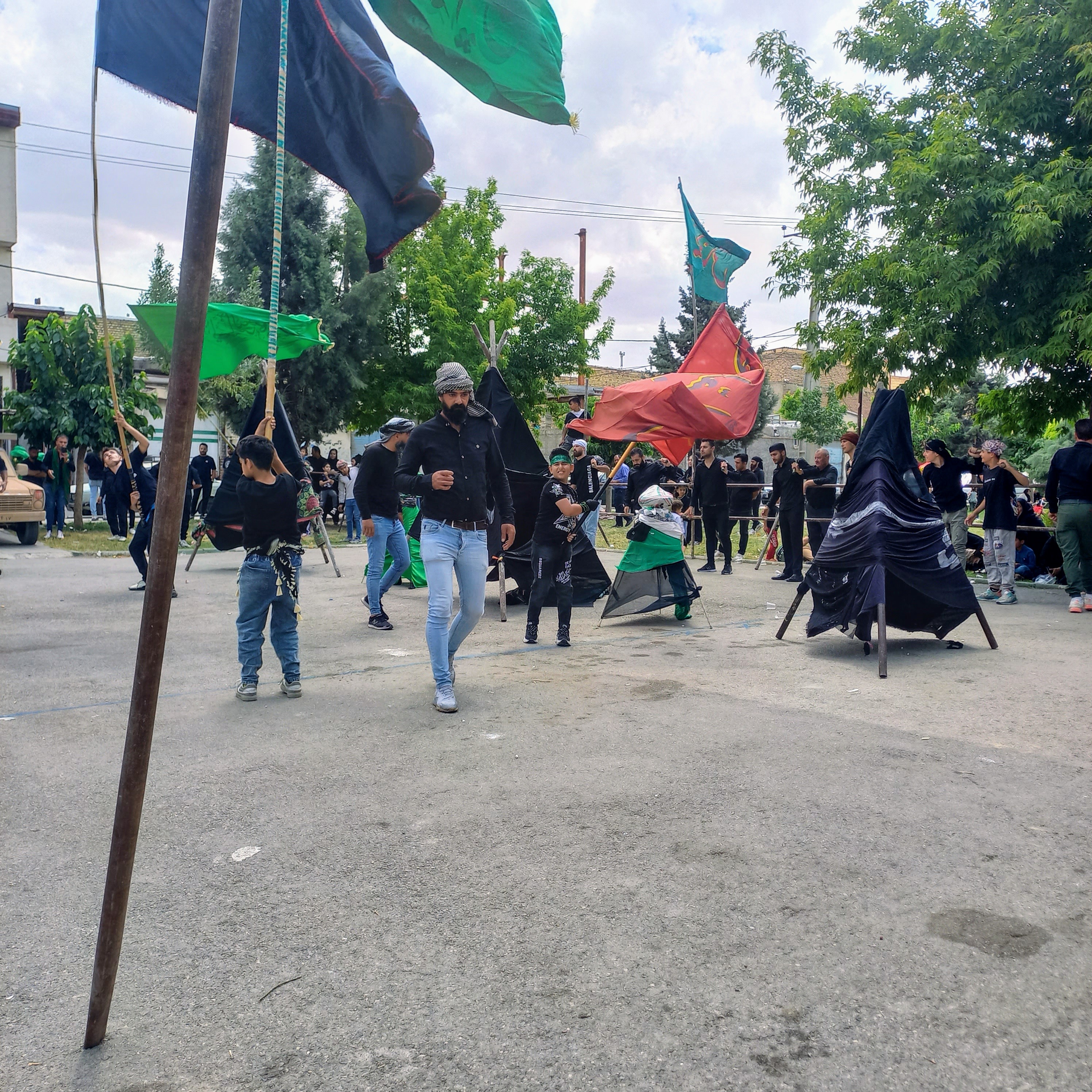 در این قاب، علامت‌های سنگین عزا بر دوش مردان سیاه‌پوش سنگینی می‌کند و پرچم‌های سبز و سرخ در باد می‌پیچند. قدم‌ها هماهنگ، دل‌ها یکی؛ همه آمده‌اند تا بگویند وفاداری به اباعبدالله (ع) هنوز در رگ‌های این شهر جاری است.تاسوعای حسینی | ۲۵ تیر ۱۴۰۳ | ارومیه، بوستان صفا 🖤 یا عباس (ع)