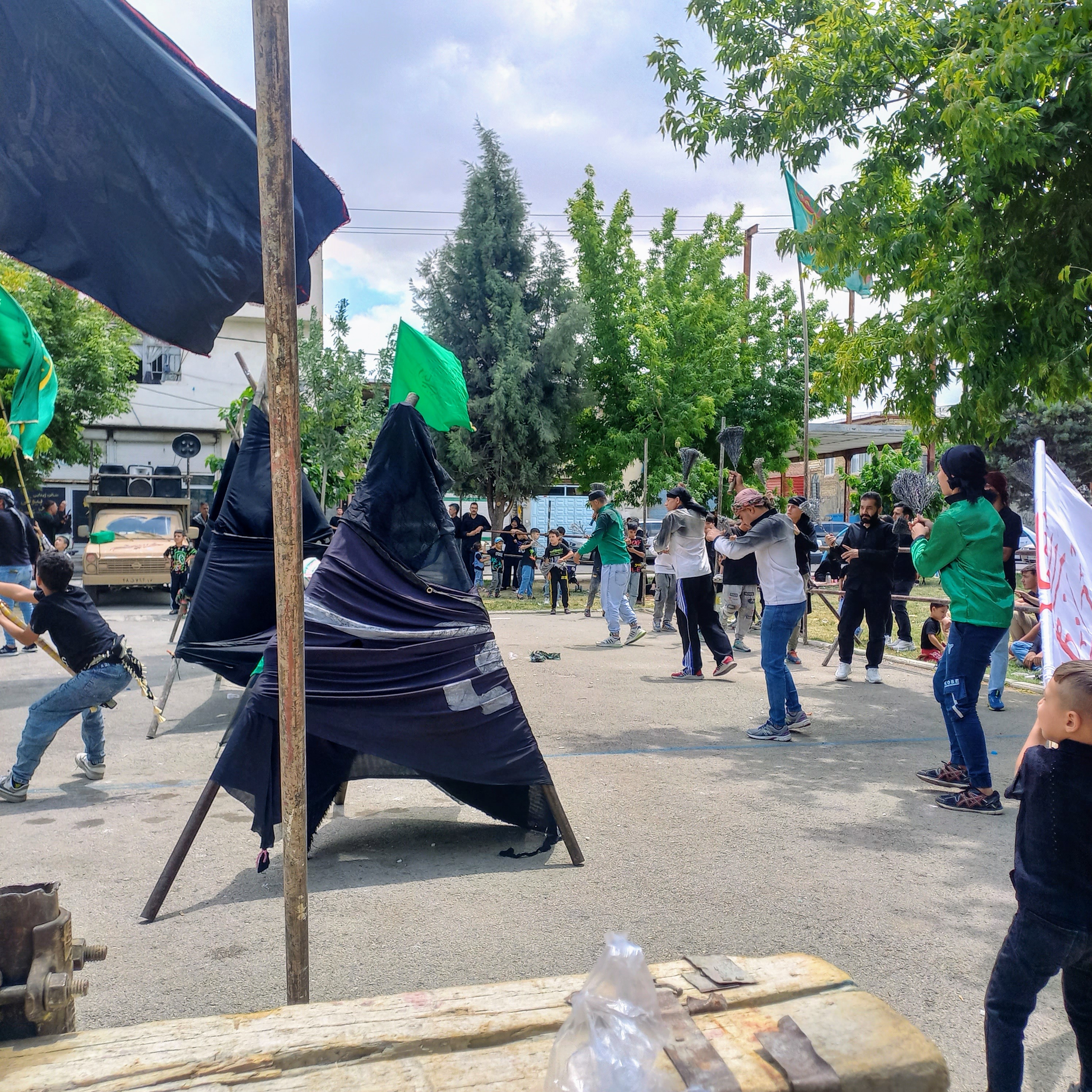 در روز عاشورا، علامت‌های سنگین سیاه عزا پیشاپیش دسته حرکت می‌کنند و پرچم‌های سبز و سیاه در باد می‌رقصند. عزاداران با شور و اشک، به یاد مظلومیت اباعبدالله (ع) و یاران باوفایش زنجیر می‌زنند؛ این صحنه، فریادی است از دل‌هایی که هنوز در کربلا ایستاده‌اند.عاشورا حسینی | ۲۶ تیر ۱۴۰۳ | ارومیه، بوستان صفا 🖤 لبیک یا حسین