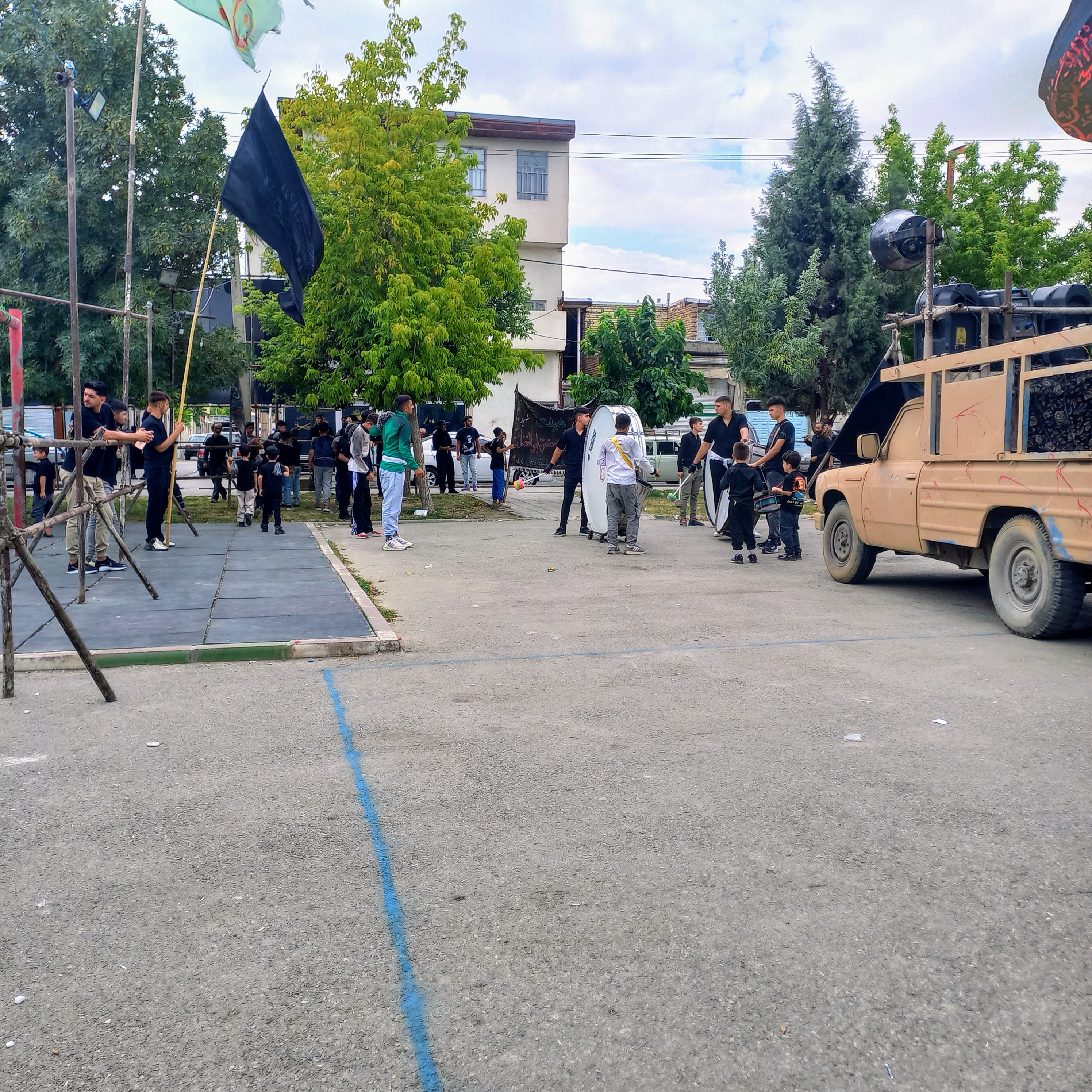 در روز عاشورا، دسته عزاداری در بوستان صفا شکل گرفته؛ پرچم سیاه بزرگ ماتم بر دوش جوانان سنگینی می‌کند و وانت بلندگوها نوای سینه‌زنی و روضه را در فضا پخش می‌کند. عزاداران سیاه‌پوش، با دل‌هایی شکسته و اشک‌هایی جاری، به یاد شهادت مظلومانه امام حسین (ع) و ۷۲ یار باوفایش عهد تازه‌ای می‌بندند.عاشورا حسینی | ۲۶ تیر ۱۴۰۳ | ارومیه، بوستان صفا 🖤 یا اباعبدالله الحسین