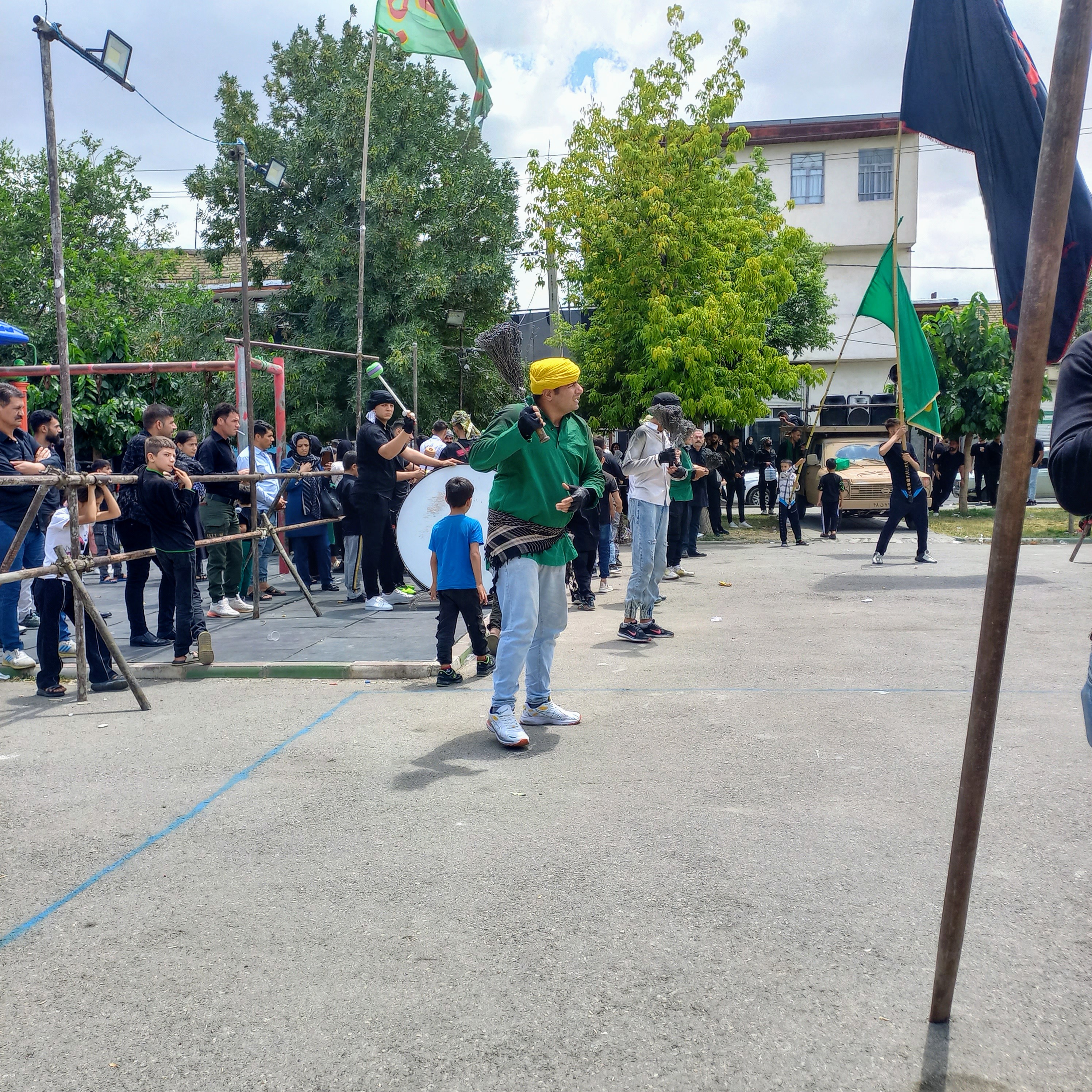 زنجیر زنی با ریتم طبل و سنج؛ مردی با دستمال زرد و پیراهن سبز، پیشاپیش دسته، نوای «حسین حسین» را رهبری می‌کند. کودکان و بزرگ‌تران، همه در یک صف، دل‌هایشان را به کربلا گره زده‌اند و شور عاشقی در هوای ارومیه موج می‌زند.تاسوعای حسینی | ۲۵ تیر ۱۴۰۳ | ارومیه، بوستان صفا 🖤 یا عباس (ع)