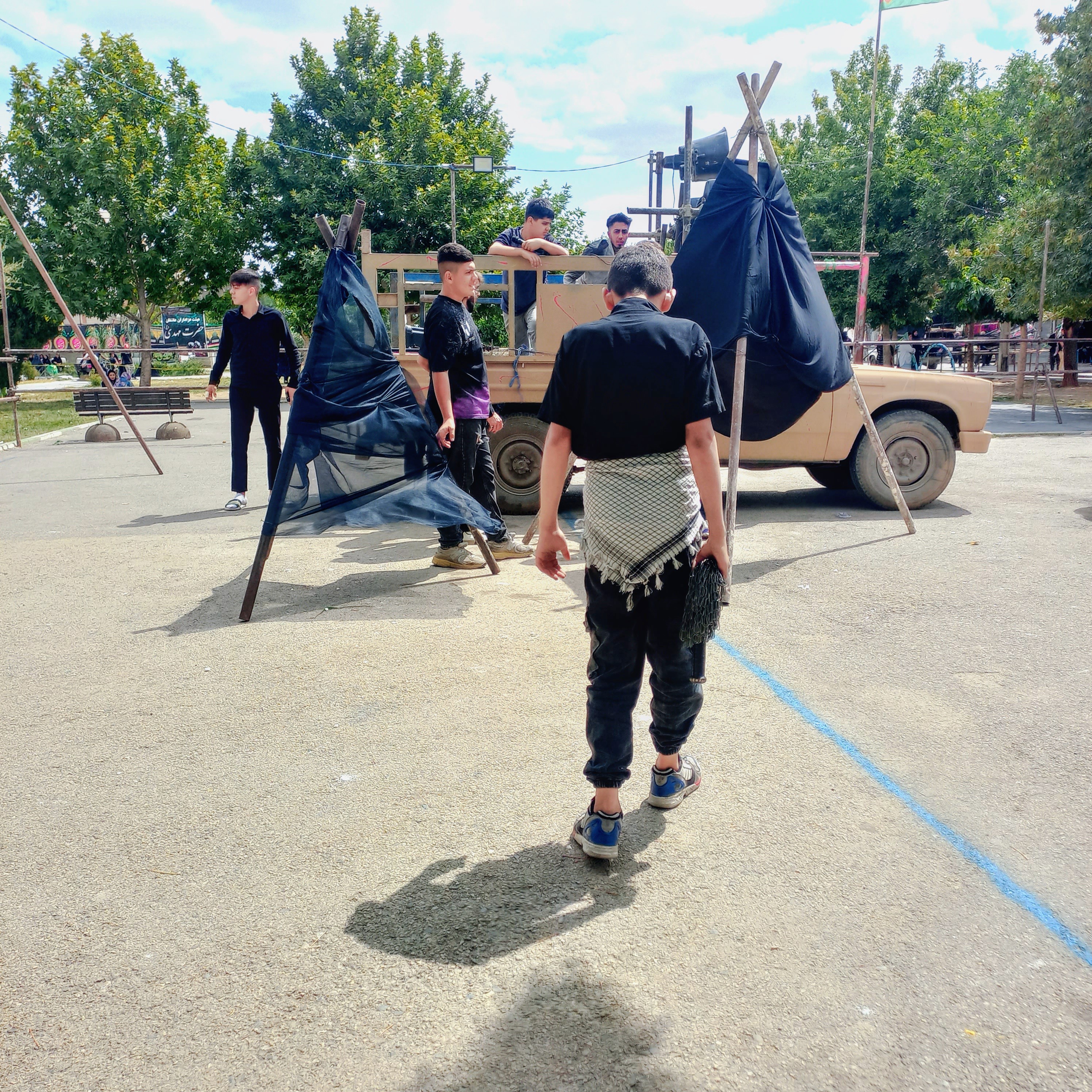 نوجوانان سیاه‌پوش در روز عاشورا، با دستمال‌های عزا بر کمر و زنجیر در دست، علامت‌های بزرگ سیاه ماتم را بر دوش می‌کشند و پیشاپیش دسته حرکت می‌کنند. وانت بلندگوها همراهشان است و این جوانان عاشق، با گام‌های استوار، یاد مظلومیت امام حسین (ع) و یارانش را در دل‌های مردم زنده نگه می‌دارند.عاشورا حسینی | ۲۶ تیر ۱۴۰۳ | ارومیه، بوستان صفا 🖤  یا حسین (ع)