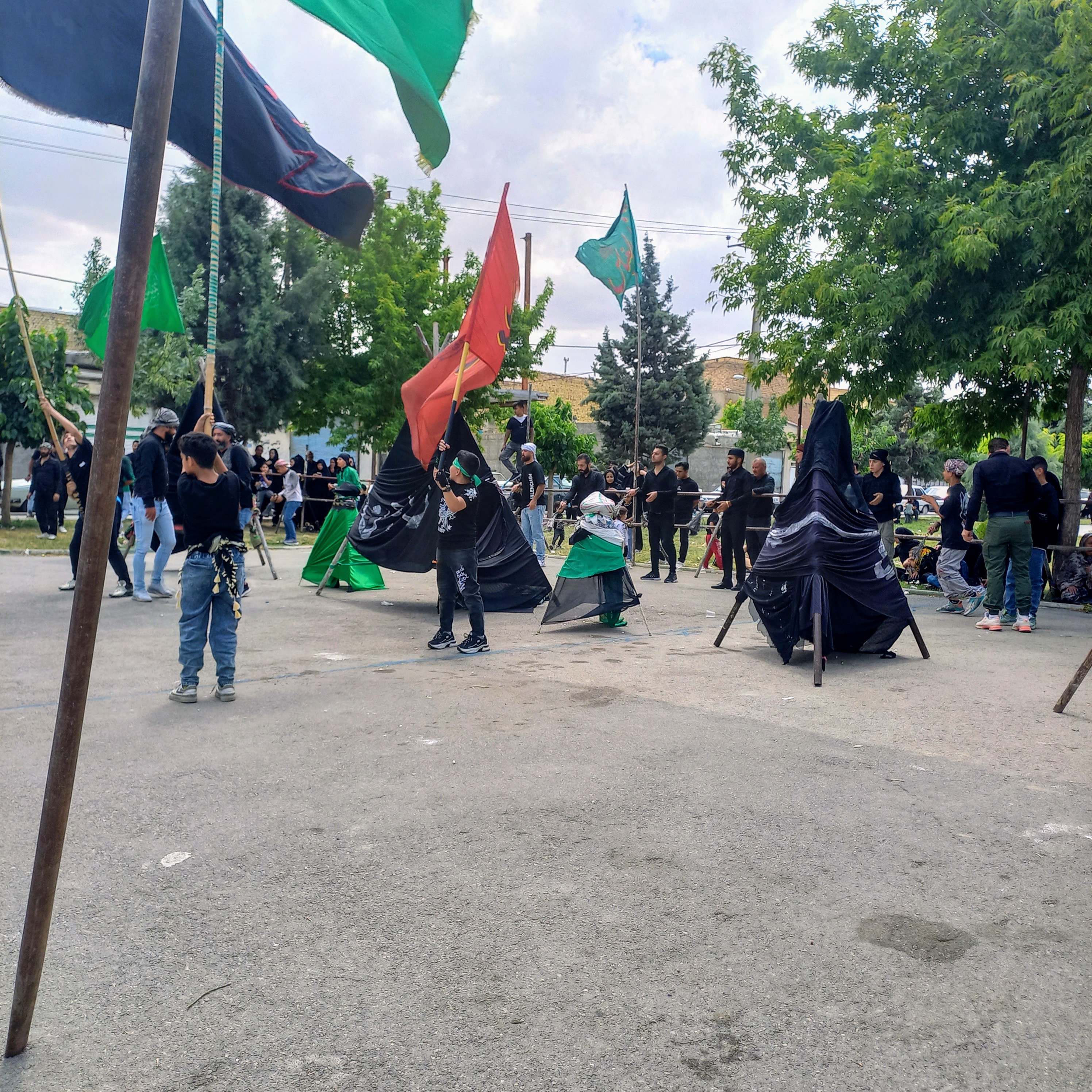 کودکان سیاه‌پوش، با پرچم‌های کوچک در دست و علامت‌های عزا بر دوش، پیشاپیش دسته حرکت می‌کنند. این نسل کوچک، درس وفاداری و عشق به اهل بیت را از همین امروز می‌آموزد تا فردا پرچمدار حسین (ع) باشد.تاسوعای حسینی | ۲۵ تیر ۱۴۰۳ | ارومیه، بوستان صفا 🖤 یا عباس (ع)