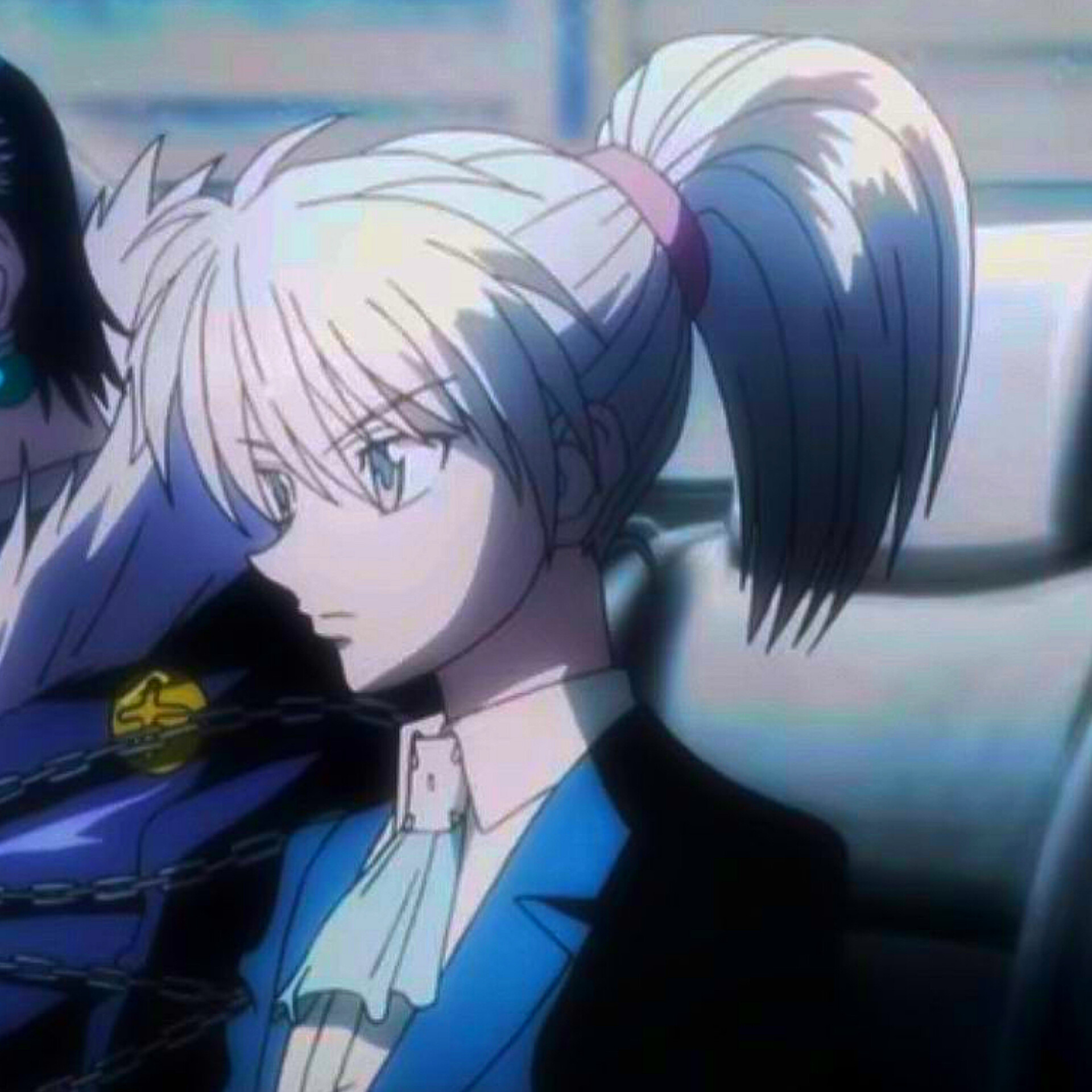 کوراپیکا در یک لباس مبدل زنانه