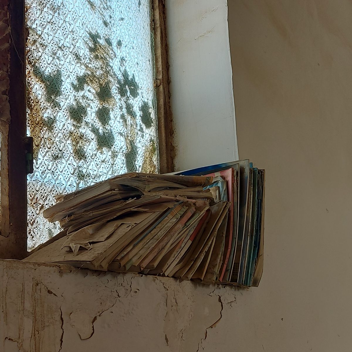 پنجره اتاق انباری 