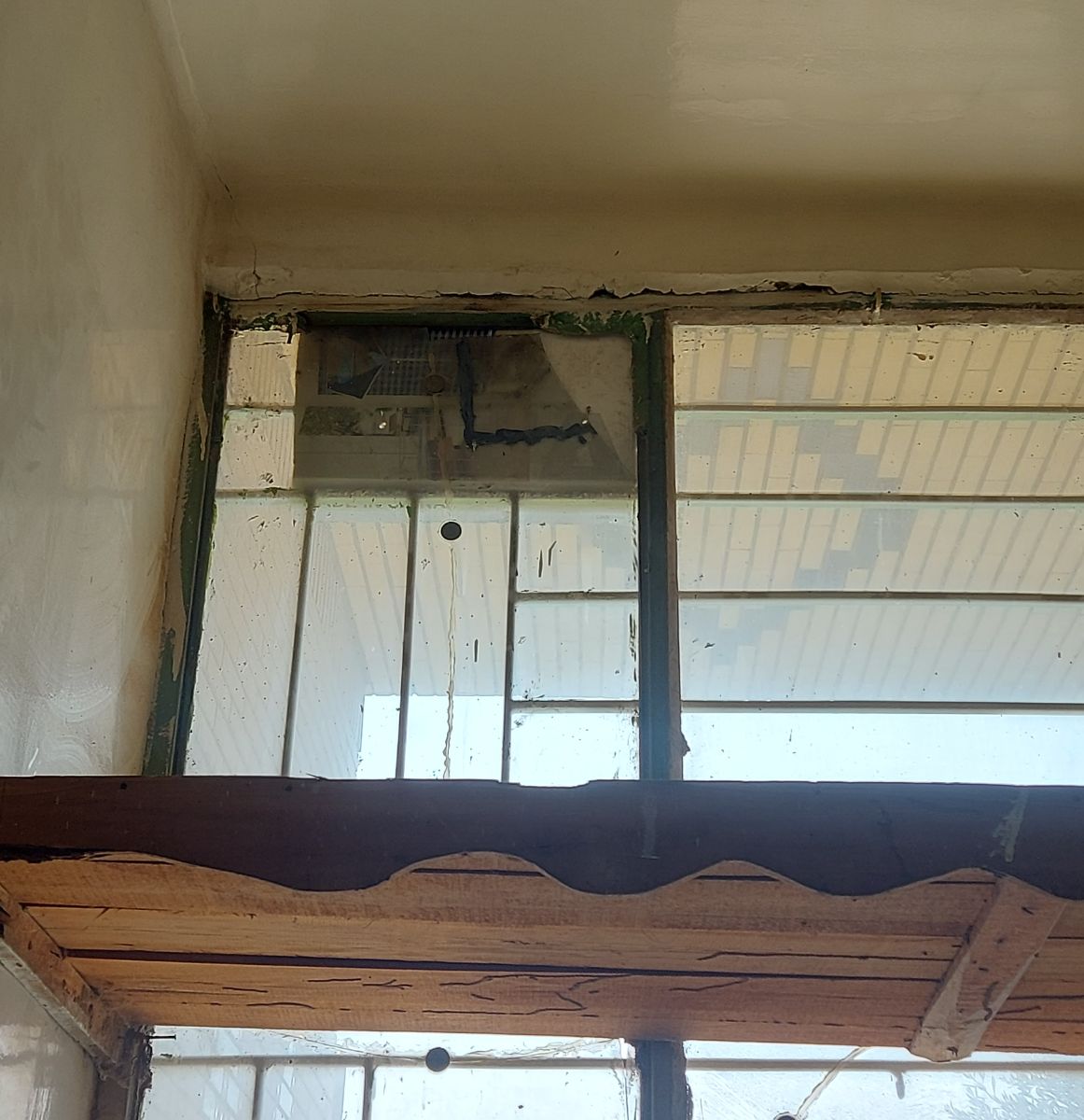 شیشه شکسته در ورودی 