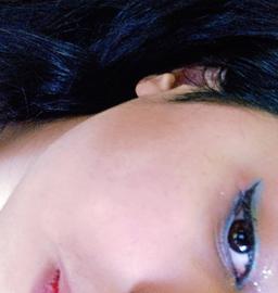 زن غمگین و خط چشم آبی