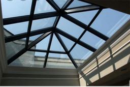 اسکای لایت سقف شیشه ای با چشم انداز آسمان