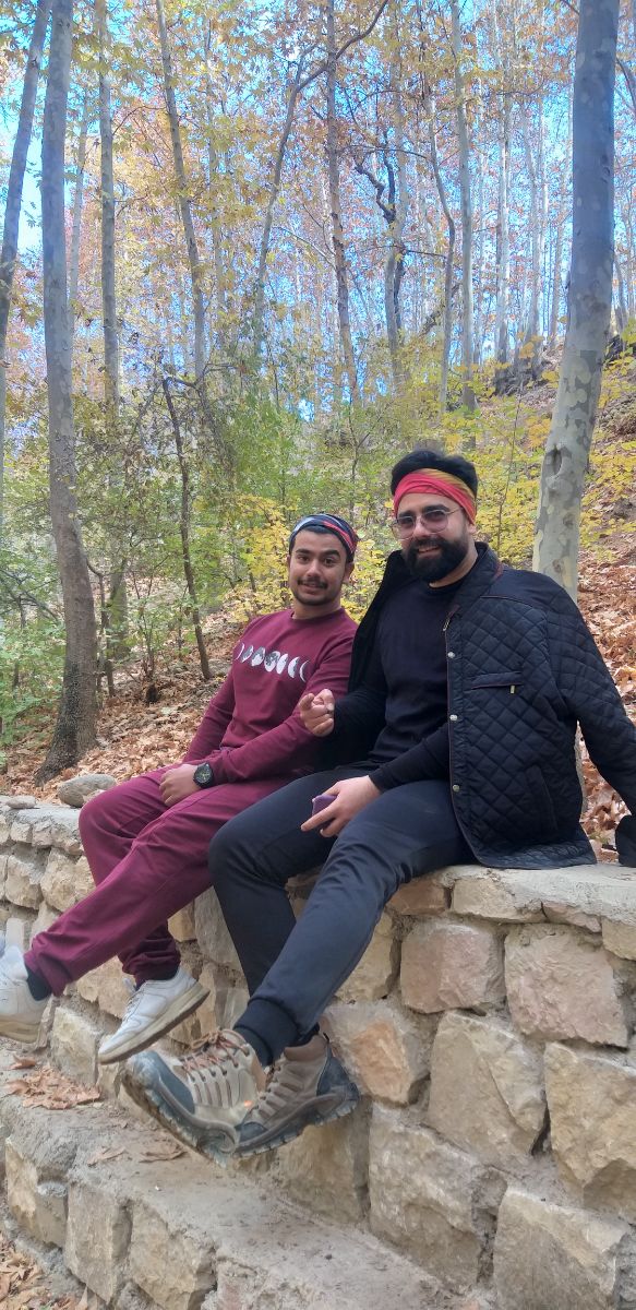 عکس کورنگ همراه برادرش 