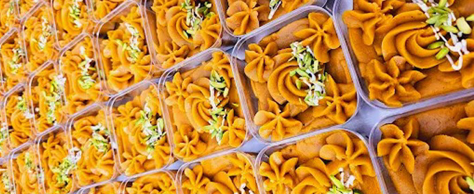 تصویر حلواهای زعفرانی تزیین شده از حلوالند