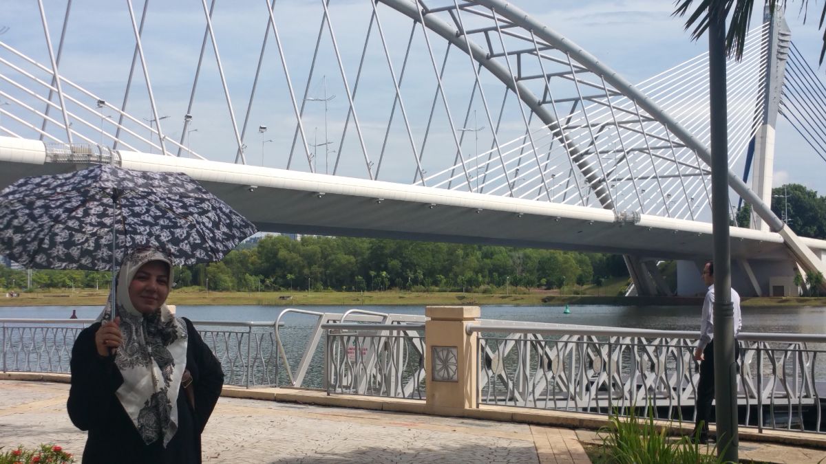 اتفاقات گذشته محكوم كنیم یا نگران و مضطرب اتفاقات آینده باشیم؛ اتفاقاتی كه هنوز پیش نیامده و مشخص نیست روزی به واقعیت میپیوندد یا نه. موضوع مهم این است كه چنین افكار منفیای میتواند امید به آینده را از بین ببرد و فرد را برای طی مسیر زندگی، تنها و ناامید رها كند، اما چون اعمال ما نتیجه افكارمان است، اگر بتوانیم تفكراتمان را تغییر دهیم، حتما قادر خواهیم بود طور دیگری هم عمل كنیم و در نتیجه زندگی متفاوتی خواهیم داشت. پس در این مورد هم باید سعی كنید و با تمرین، افكار منفی را به فكرهایی مثبت و انرژیبخش تغییر دهید. بحثهای درونی منفی را حذف كنید اولین قدم، كسب آگاهی است؛ یعنی قبل از هر چیز باید فكرهای منفی را بشناسید و سعی كنید آنها را به افكار مثبت تغییر دهید؛ البته فراموش نكنید این كار ابتدا خیلی سخت است و نباید ناامید شوید؛ ولی وقتی راهش را پیدا كنید، براحتی میتوانید این كار را پیش ببرید. پس اگر سالهاست با افكار منفی زندگی كردهاید، انتظار نداشته باشید طی یك شب از شر آنها خلاص شوید، چون این فكرها به دلایل مختلفی ایجاد میشود كه باید با شناخت دقیق، با آنها روبهرو شوید؛ مثلا اگر معلم كلاس اول دبستان همیشه شما را دانشآموزی بیاستعداد خطاب كرده باشد، خیلی عجیب نیست اگر هنگام شروع كارهای جدید، دائم به خودتان بگویید «نمیتوانم»، «این كار برای من خیلی سخت است» و... اگر هم دائم این فكرهای منفی در ذهن شما چرخیده باشد، حتما برای انجام كارها، اعتماد به نفس كافی نداشتهاید. پس میبینید چقدر سخت است در این شرایط باور كنید توانایی شما بیشتر از چیزی است كه خودتان فكر میكنید؟! یكی از معروفترین جملات منفی كه خیلی از ما دائم با خودمان مرور میكنیم، این است: «من نمیتوانم». غافل از این كه وقتی به خودتان میگویید « نمیتوانم » یا « این كار خیلی سخت است » در واقع مقاومتی نسبت به انجام آن كار در خودتان ایجاد میكنید كه داشتن چنین مانع ذهنیای میتواند شما را از رسیدن به موفقیت بازدارد. پس هر وقت به خودتان گفتید « من نمیتوانم » كمی به جملهتان فكر كنید و بگویید « چرا نمیتوانم؟» تحقیقات متعدد نشان داده است اكثر نوابغ و دانشمندان كسانی بودهاند كه با كار و مطالعه زیاد به این موقعیت رسیدهاند و همین موضوع ثابت میكند اگر میخواهید موفق شوید باید دائم به خودتان بگویید كه میتوانید. تائیدات مثبت را از یاد نبرید وقتی به هدف خاصی میرسید، معمولا جملات و عبارات مثبت را از افراد مختلف خواهید شنید؛ این عبارتها معمولاً كوتاه، قابل باور و مشخص است. پس بهتر است این جملات را بارها برای خودتان تكرار كنید تا نوع دیگری از افكار درونی برای شما ایجاد شود. گام بعدی این است كه تمام این تائیدات را با صدای بلند و با شور و شوق بگویید؛ حواستان باشد خواندن از روی جملات و كلماتی مثبت بدون هیچ حسی، فایدهای ندارد. به فكرهای مثبت بال و پر دهید یكی از ویژگیهای افكار منفی، طولانی بودن و كامل شدن آنهاست؛ فكرهای منفی این قدر در ذهن باقی میماند و دنبال هم میچرخد تا یك ماجرای تلخ و منفی بزرگ در ذهن شكل بگیرد، اما از حالا به بعد، سعی كنید به جای چنین كاری، این تمرین را انجام دهید؛ فكرهای شاد و مثبت را مانند یك فیلم طولانی و نشاط انگیز دنبال كنید. برخی از تجسمها بسیار مفید خواهد بود و باید تا میتوانید داستان را ادامه دهید و بگذارید ساعتها زمان شما را به خودش اختصاص دهد. در ضمن، خیلی بهتر است اگر این داستان را درباره خودتان بسازید و تصور كنید به هدفهایتان رسیدهاید