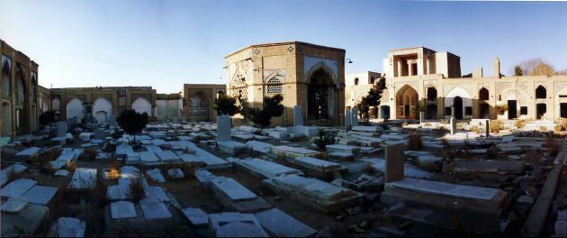 تکیه مادر شاهزاده در تخت فولاد