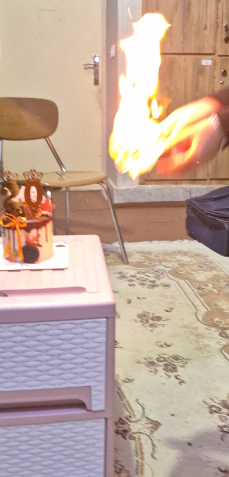 دوستم میگفت اولین آتیش ۲۰ سالگیت رو روشن کردی🤣