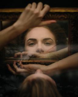 - شاید شخصی که به نظر می‌رسیم نباشیم! -