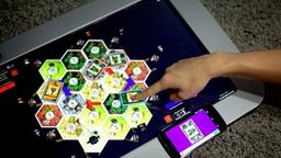 دست ما کوتاه و بازی بر نخیل