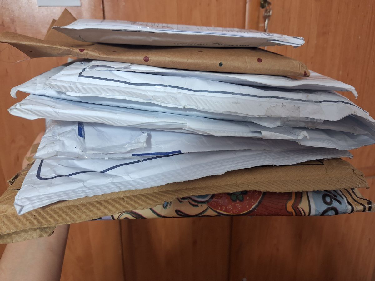 وی همه‌ی پوست کتابایی که اومدن رو جمع کرده که عکس بگیره ازشون.