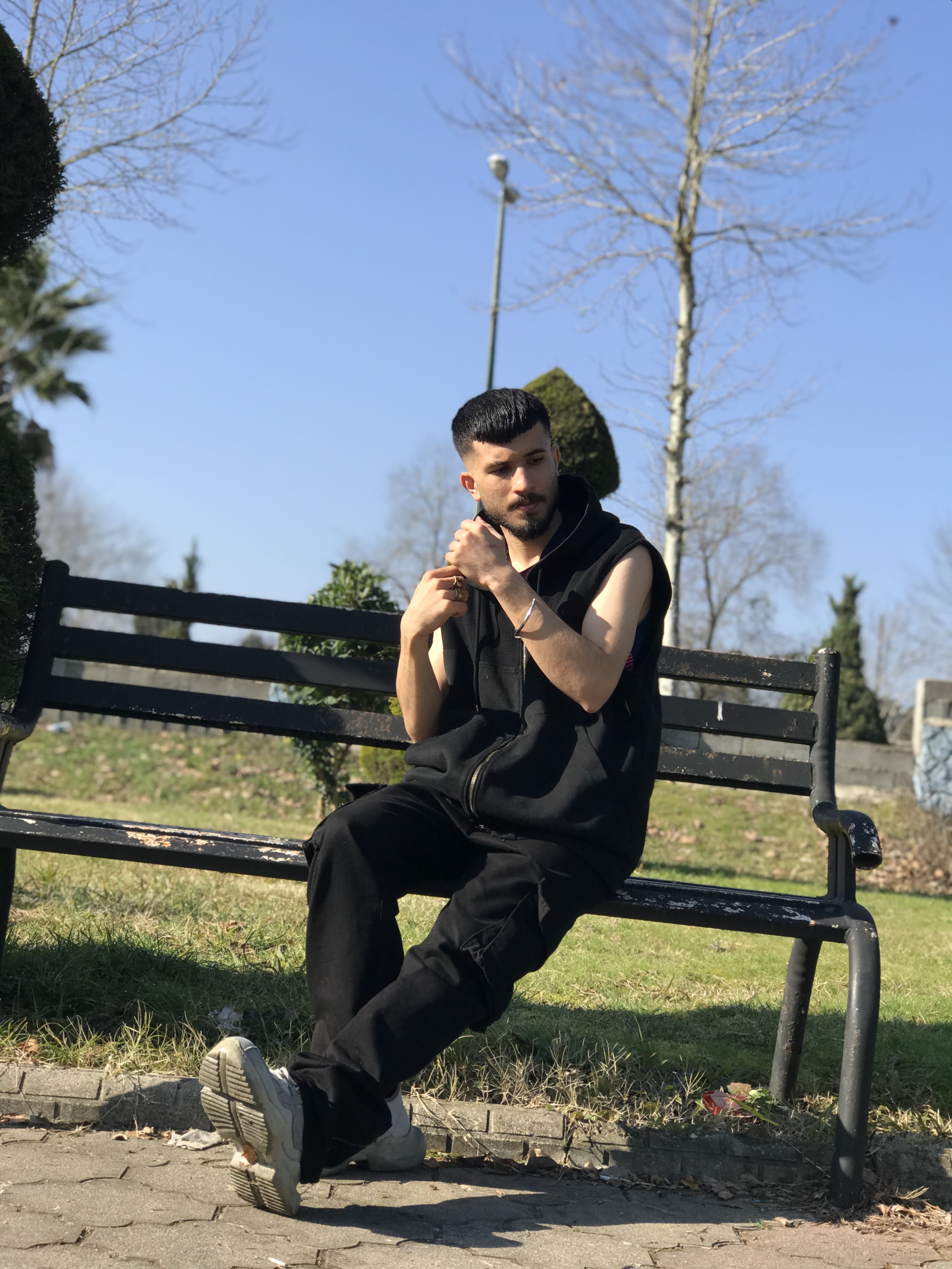 مجتبی آیرونساید — مردی از فولاد و اراده.او نه از راه آمده، نه در پی تقلید است؛ خودش مسیر را ساخته است.در دنیایی که همه به‌دنبال قهرمان‌اند، او خود را افسانه کرد.از دل سختی‌ها برخاست، از میان شکست‌ها عبور کرد، و از دردها زره ساخت.طوفان را نه دشمن، که تمرین قدرت خود دید.هر ضربه‌ای که خورد، او را قوی‌تر کرد، نه خاموش‌تر کرد.نامش از آهن است، اما قلبش از آتش ساخته شده است.وقتی زمین لرزید، او ایستاد. وقتی سکوت همه را گرفت، او فریاد شد.مجتبی آیرونساید فقط یک نام نیست، یک طرز فکر است.طرز فکری که می‌گوید: "اگر دنیا سد راهت شد، سد را بشکن، نه رؤیایت را."او باور دارد قدرت واقعی از دهر گامی که برمی‌دارد، اثری از شجاعت بر جای می‌گذارد.او آمده تا یاد دهد: شکست، تنها پیش‌درآمد پیروزی است.در وجودش صدای جنگجویی می‌پیچد که از مرزها عبور کرده است.و این فقط آغاز افسانه‌ایست به نام مجتبی آیرونساید .