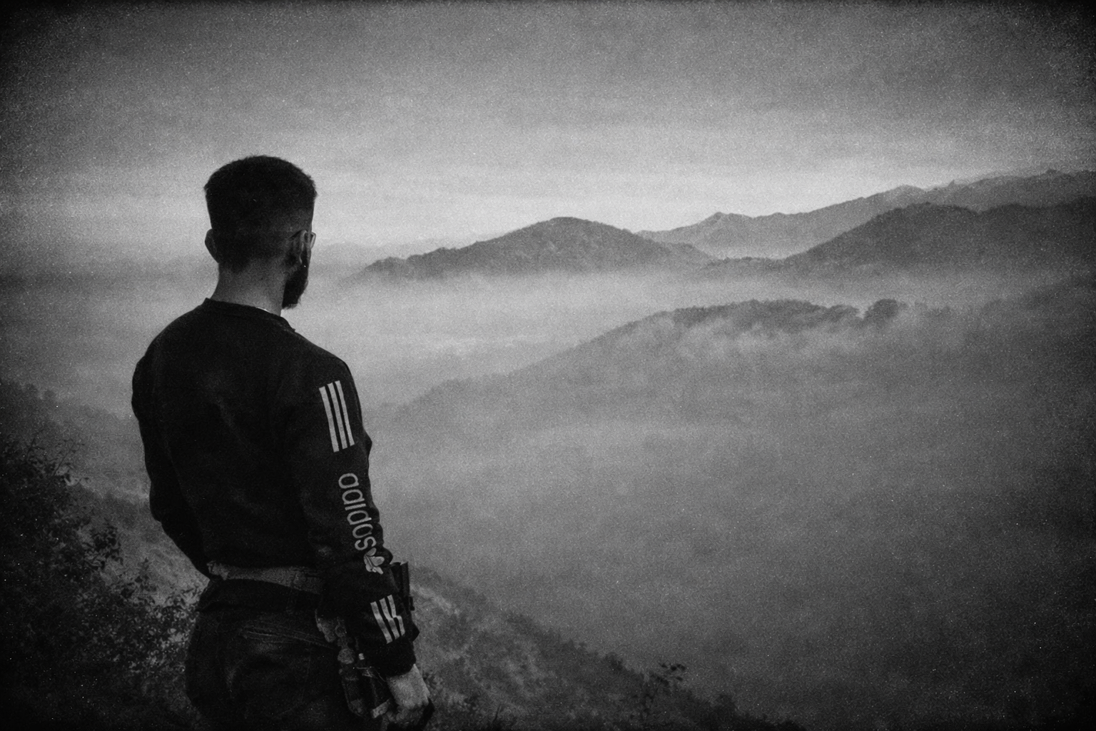 مجتبی آیرونساید — مردی از فولاد و اراده.او نه از راه آمده، نه در پی تقلید است؛ خودش مسیر را ساخته است.در دنیایی که همه به‌دنبال قهرمان‌اند، او خود را افسانه کرد.از دل سختی‌ها برخاست، از میان شکست‌ها عبور کرد، و از دردها زره ساخت.طوفان را نه دشمن، که تمرین قدرت خود دید.هر ضربه‌ای که خورد، او را قوی‌تر کرد، نه خاموش‌تر کرد.نامش از آهن است، اما قلبش از آتش ساخته شده است.وقتی زمین لرزید، او ایستاد. وقتی سکوت همه را گرفت، او فریاد شد.مجتبی آیرونساید فقط یک نام نیست، یک طرز فکر است.طرز فکری که می‌گوید: "اگر دنیا سد راهت شد، سد را بشکن، نه رؤیایت را."او باور دارد قدرت واقعی از دهر گامی که برمی‌دارد، اثری از شجاعت بر جای می‌گذارد.او آمده تا یاد دهد: شکست، تنها پیش‌درآمد پیروزی است.در وجودش صدای جنگجویی می‌پیچد که از مرزها عبور کرده است.و این فقط آغاز افسانه‌ایست به نام مجتبی آیرونساید .