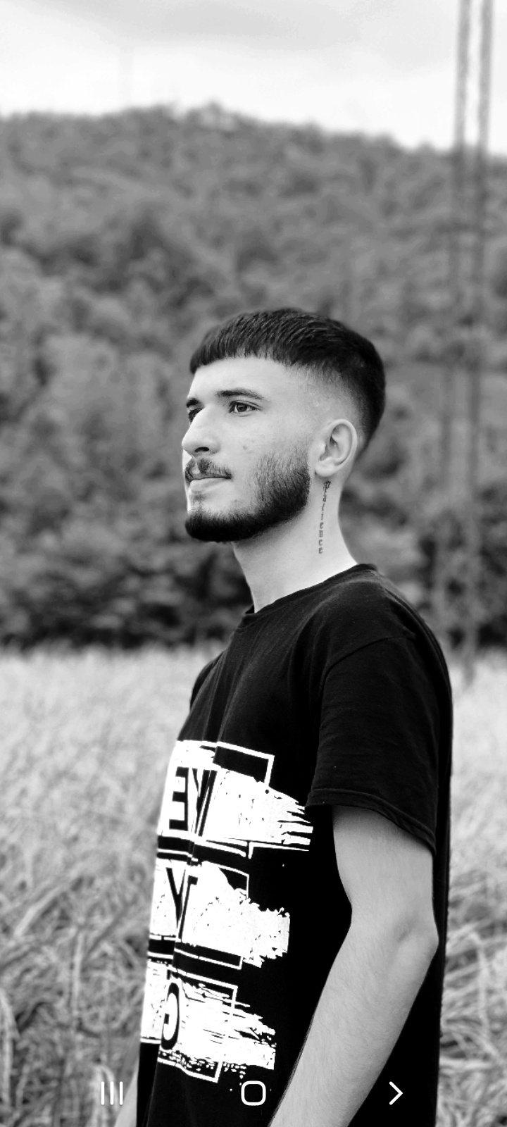 در دل مه‌های سرد گیلان، محلی که جنگل بوی بارون می‌ده و دریای نفس می‌کشه، مردی قد برافراشت که مردم بهش گفتن مجتبی آیرونساید — وایکینگی که از فولاد زاده شد و از طوفان نترسید. میگنقانون خودش رو داره، از هیچ‌کس دستور نمی‌گیره؛ چون خودش قانونِ کوه و دریاست. می‌گن اگه بخوای بفهمی غیرت و غرور شمال یعنی چی، باید فقط یه بار اسمش رو از نزدیک بشنوی… مجتبی آیرونساید – وایکینگ گیلان. ⚔️🌲🌊