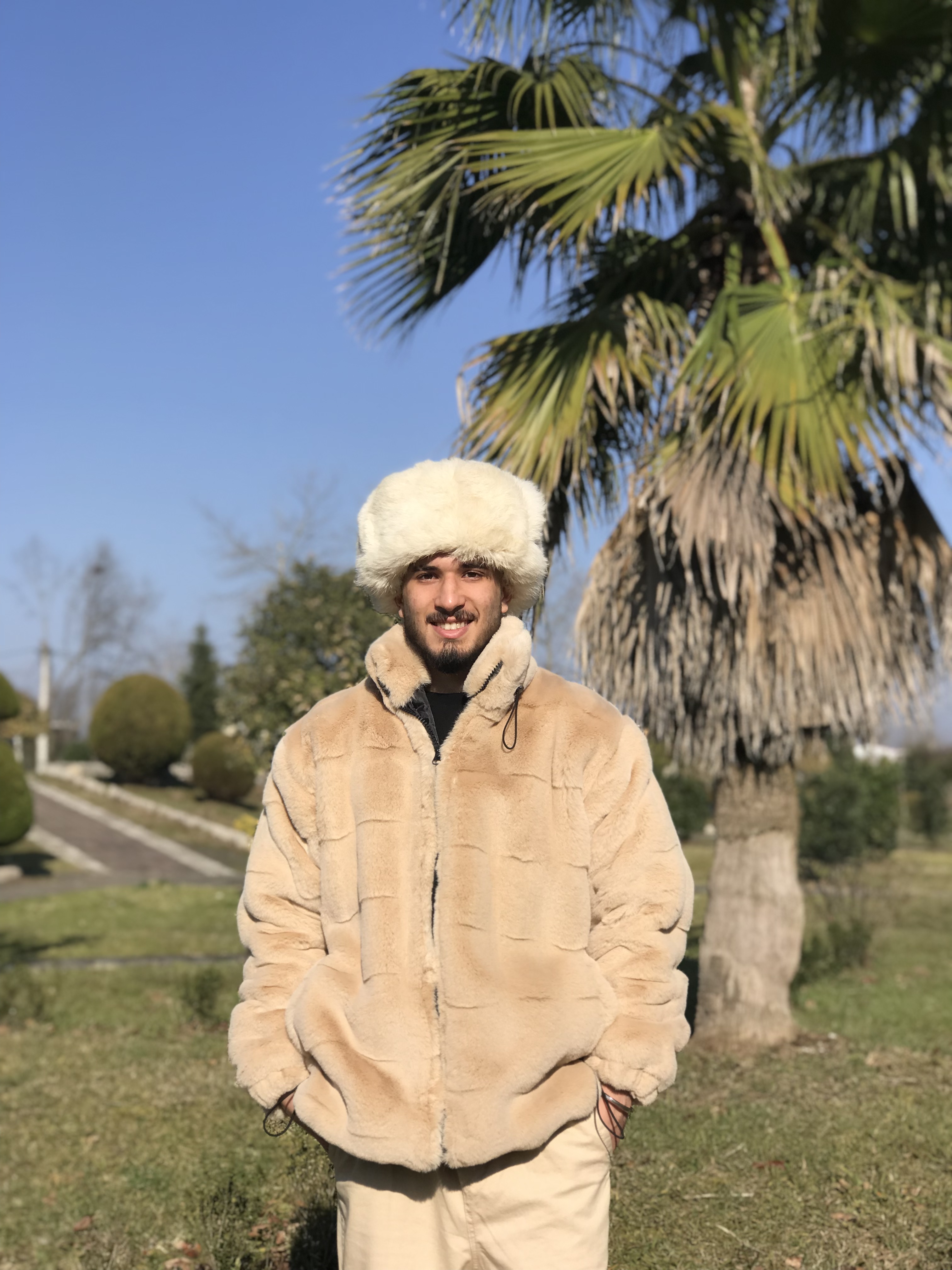 مجتبی آیرونساید — مردی از فولاد و اراده.او نه از راه آمده، نه در پی تقلید است؛ خودش مسیر را ساخته است.در دنیایی که همه به‌دنبال قهرمان‌اند، او خود را افسانه کرد.از دل سختی‌ها برخاست، از میان شکست‌ها عبور کرد، و از دردها زره ساخت.طوفان را نه دشمن، که تمرین قدرت خود دید.هر ضربه‌ای که خورد، او را قوی‌تر کرد، نه خاموش‌تر کرد.نامش از آهن است، اما قلبش از آتش ساخته شده است.وقتی زمین لرزید، او ایستاد. وقتی سکوت همه را گرفت، او فریاد شد.مجتبی آیرونساید فقط یک نام نیست، یک طرز فکر است.طرز فکری که می‌گوید: "اگر دنیا سد راهت شد، سد را بشکن، نه رؤیایت را."او باور دارد قدرت واقعی از دهر گامی که برمی‌دارد، اثری از شجاعت بر جای می‌گذارد.او آمده تا یاد دهد: شکست، تنها پیش‌درآمد پیروزی است.در وجودش صدای جنگجویی می‌پیچد که از مرزها عبور کرده است.و این فقط آغاز افسانه‌ایست به نام مجتبی آیرونساید .