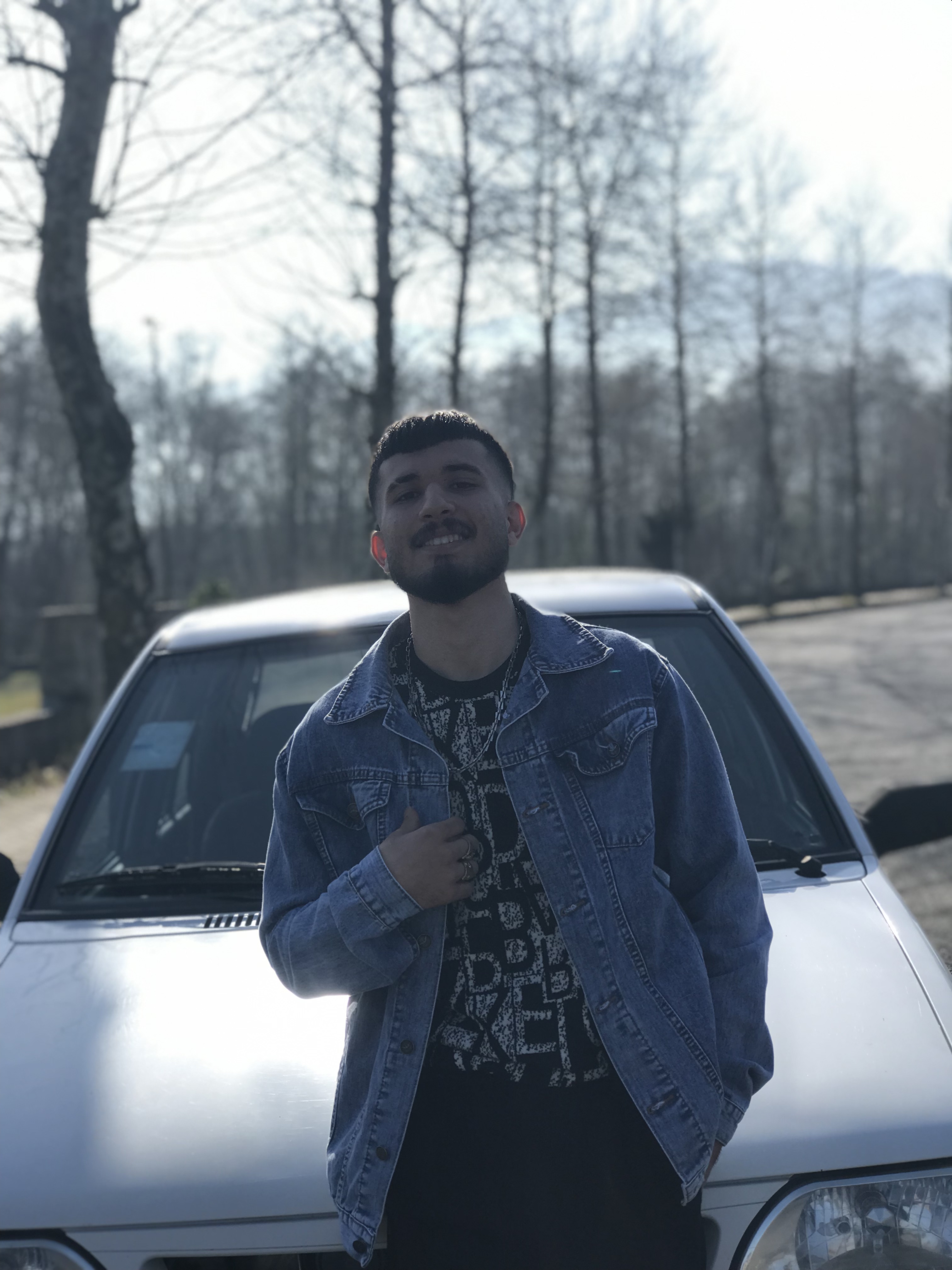 مجتبی آیرونساید — مردی از فولاد و اراده.او نه از راه آمده، نه در پی تقلید است؛ خودش مسیر را ساخته است.در دنیایی که همه به‌دنبال قهرمان‌اند، او خود را افسانه کرد.از دل سختی‌ها برخاست، از میان شکست‌ها عبور کرد، و از دردها زره ساخت.طوفان را نه دشمن، که تمرین قدرت خود دید.هر ضربه‌ای که خورد، او را قوی‌تر کرد، نه خاموش‌تر کرد.نامش از آهن است، اما قلبش از آتش ساخته شده است.وقتی زمین لرزید، او ایستاد. وقتی سکوت همه را گرفت، او فریاد شد.مجتبی آیرونساید فقط یک نام نیست، یک طرز فکر است.طرز فکری که می‌گوید: "اگر دنیا سد راهت شد، سد را بشکن، نه رؤیایت را."او باور دارد قدرت واقعی از دهر گامی که برمی‌دارد، اثری از شجاعت بر جای می‌گذارد.او آمده تا یاد دهد: شکست، تنها پیش‌درآمد پیروزی است.در وجودش صدای جنگجویی می‌پیچد که از مرزها عبور کرده است.و این فقط آغاز افسانه‌ایست به نام مجتبی آیرونساید .