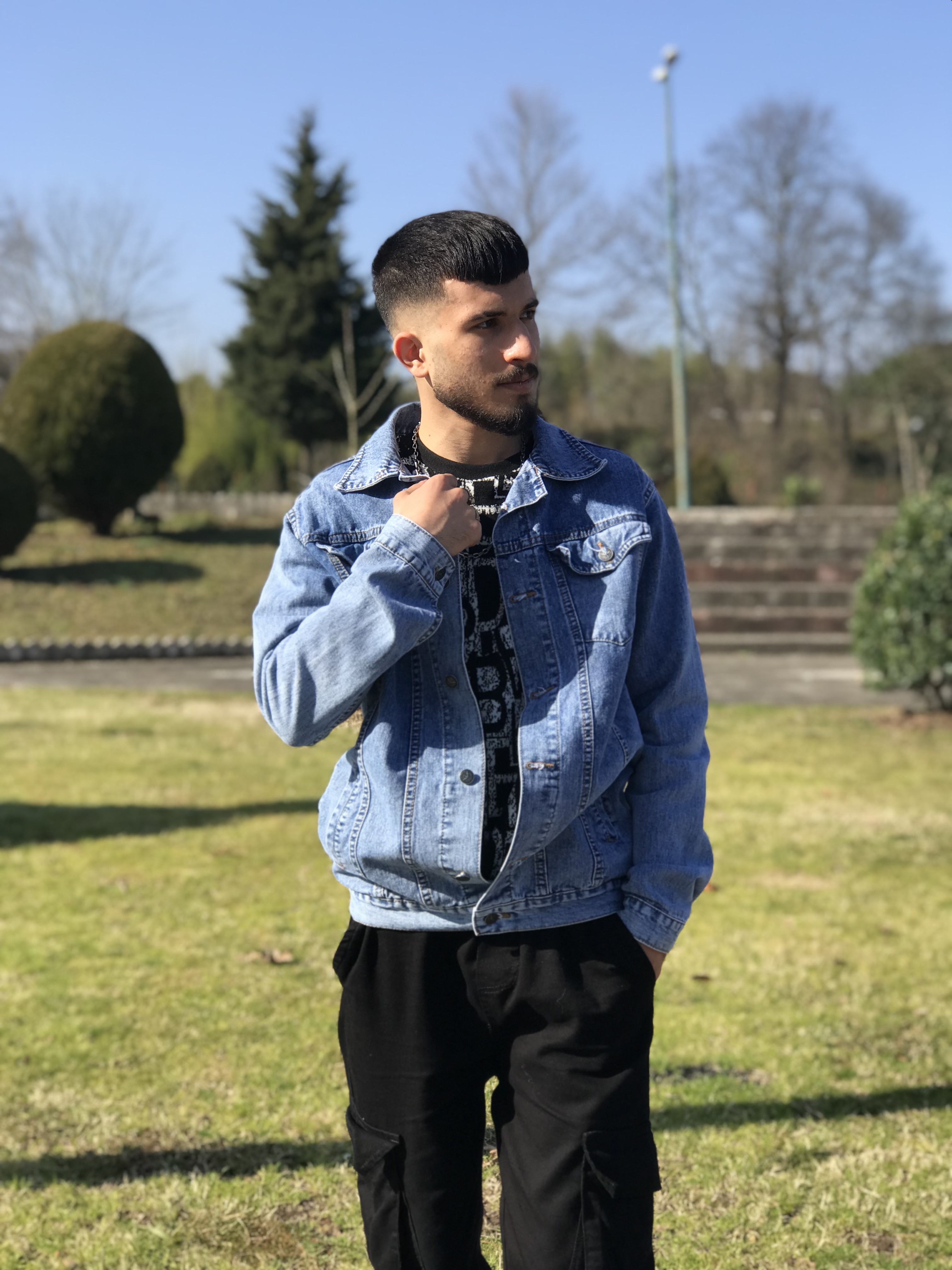 مجتبی آیرونساید — مردی از فولاد و اراده.او نه از راه آمده، نه در پی تقلید است؛ خودش مسیر را ساخته است.در دنیایی که همه به‌دنبال قهرمان‌اند، او خود را افسانه کرد.از دل سختی‌ها برخاست، از میان شکست‌ها عبور کرد، و از دردها زره ساخت.طوفان را نه دشمن، که تمرین قدرت خود دید.هر ضربه‌ای که خورد، او را قوی‌تر کرد، نه خاموش‌تر کرد.نامش از آهن است، اما قلبش از آتش ساخته شده است.وقتی زمین لرزید، او ایستاد. وقتی سکوت همه را گرفت، او فریاد شد.مجتبی آیرونساید فقط یک نام نیست، یک طرز فکر است.طرز فکری که می‌گوید: "اگر دنیا سد راهت شد، سد را بشکن، نه رؤیایت را."او باور دارد قدرت واقعی از دهر گامی که برمی‌دارد، اثری از شجاعت بر جای می‌گذارد.او آمده تا یاد دهد: شکست، تنها پیش‌درآمد پیروزی است.در وجودش صدای جنگجویی می‌پیچد که از مرزها عبور کرده است.و این فقط آغاز افسانه‌ایست به نام مجتبی آیرونساید .