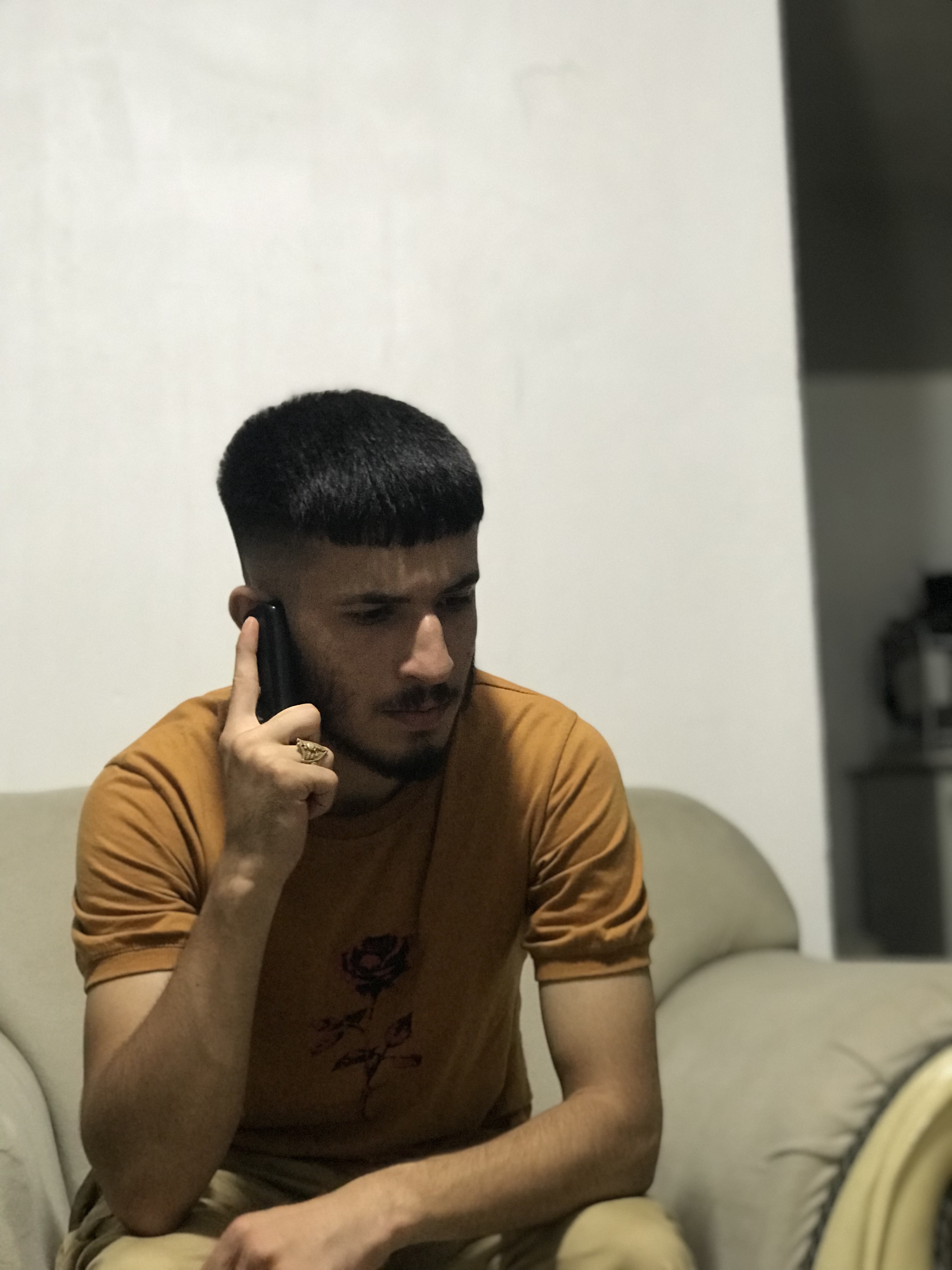 می‌گن یه مرد از دل طوفان‌های گیلان بیرون اومد، با رگ‌های پر از غیرت و چشمایی که از ساخته شدن. اسمشمجتبی آیرونساید — وایکینگ گیلان، مردی که صداش از صخره می‌پیچه و رد پاش از دل جنگل پاک نمی‌شه.می‌گن وقتی پا می‌ذاره زمین، دریا موج می‌زنه، آسمون گوش می‌ده، و سکوت معنی پیدا می‌کنه. اون نه قهرمانه نه ضدقهرمان — خودش قانونِ جنگه، خودش معنیِ اقتدار.هرکس خواست جلوش بایسته، فهمید فولاد فقط یه فلز نیست؛ یه روح هم میتونه آهنگی باشه. و اون روح، هنوز بین مه و بارومجتبی آیرونساید – وایکینگ گیلان