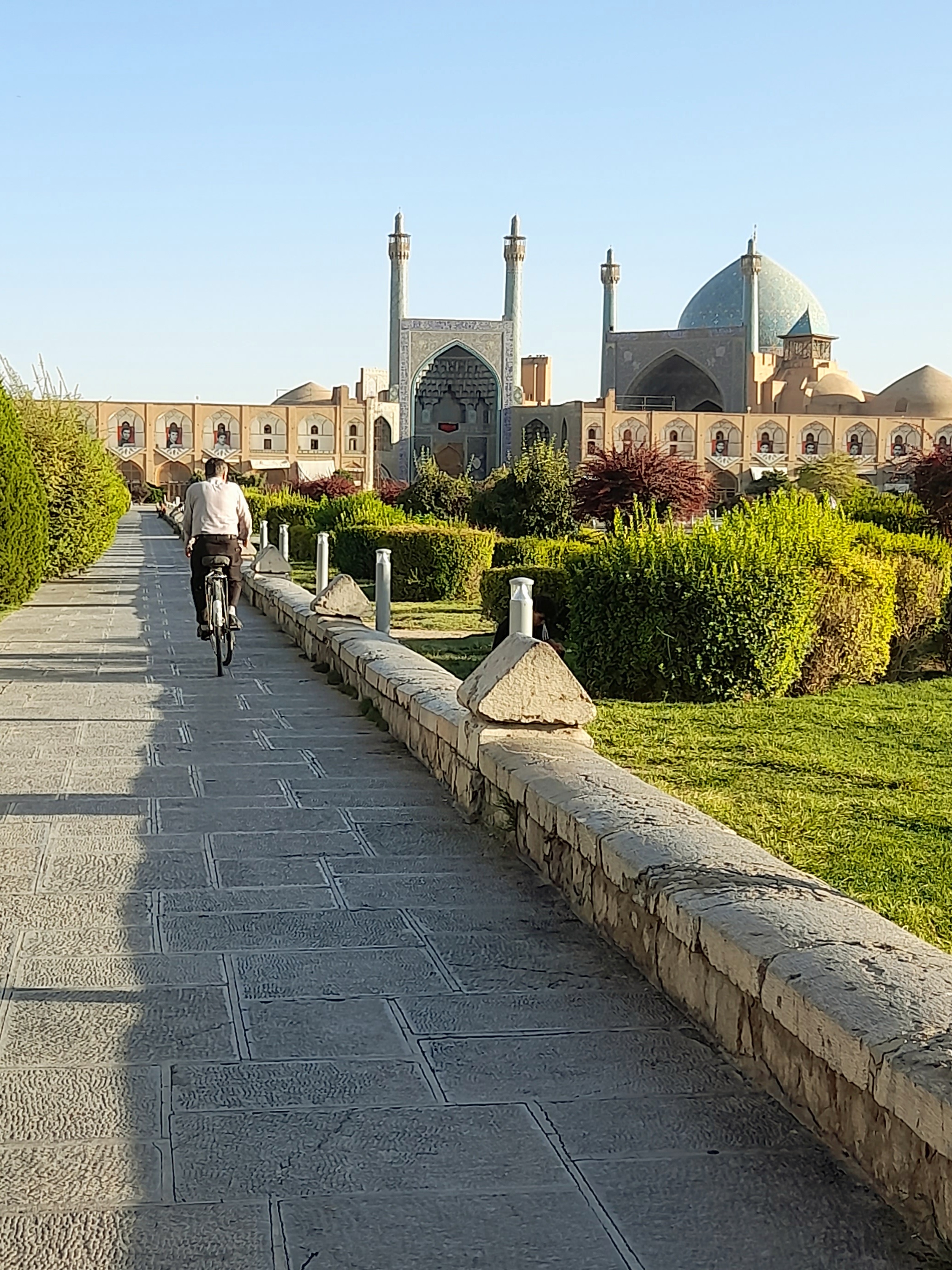نقش جهان و پیرمرد دوچرخهسوار؛ به جا مانده از روزهایی که زندگی میکردم.