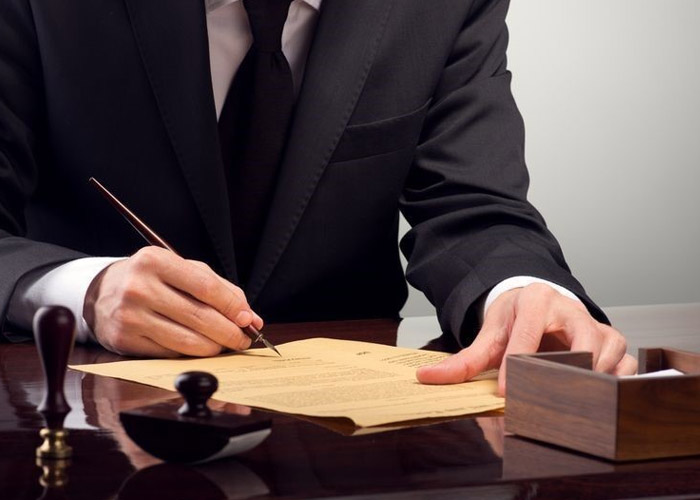 وکیل انحصار وراثت در حال مشاوره با موکل برای دریافت گواهی انحصار وراثت از سامانه سهیم