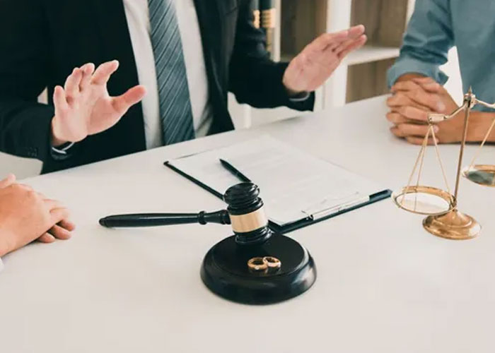 وکیل متخصص ایرانیان مقیم خارج از کشور در حال ارائه مشاوره حقوقی درباره ثبت ازدواج و طلاق در سفارت ایران