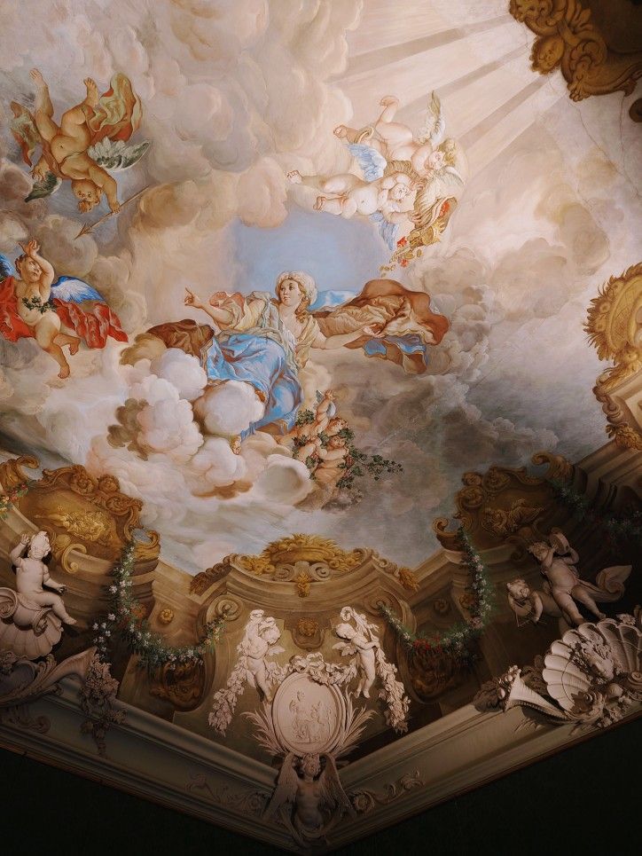 نقاشی فرشته روی سقف کلیسا