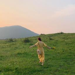 دنیا پر از رنج است، با این حال درختان گیلاس شکوفه میدهند.