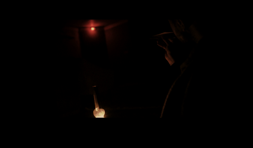 نمایی از فیلم منهای خروج و اشاره به چراغ تونلی و درب آهنی!