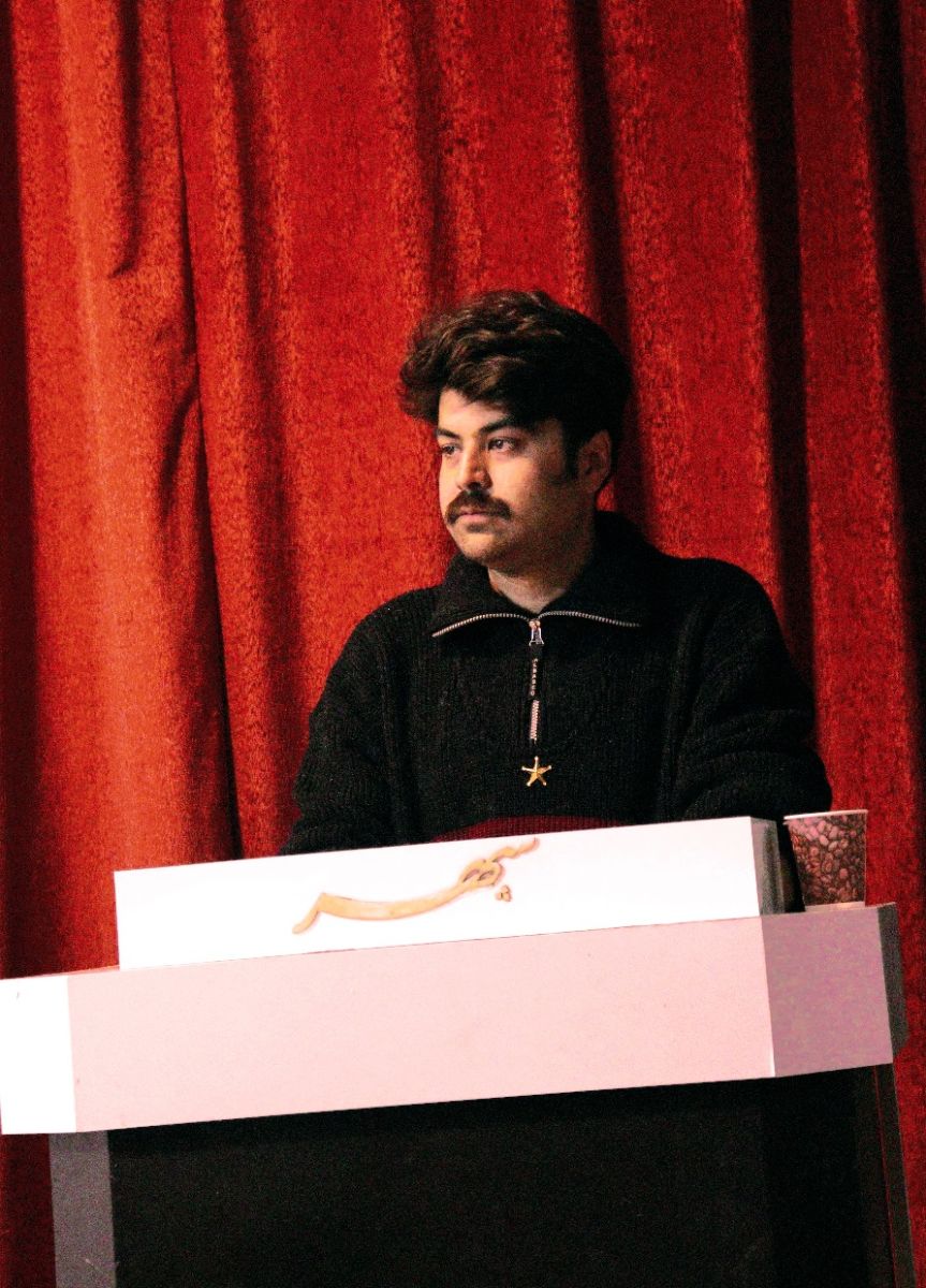 میلاد داوری دولت آبادی کارگردان فیلم منهای خروج در جلسه دفاع پایان نامه و نمایش فیلم در دانشگاه سپهر اصفهان-1401