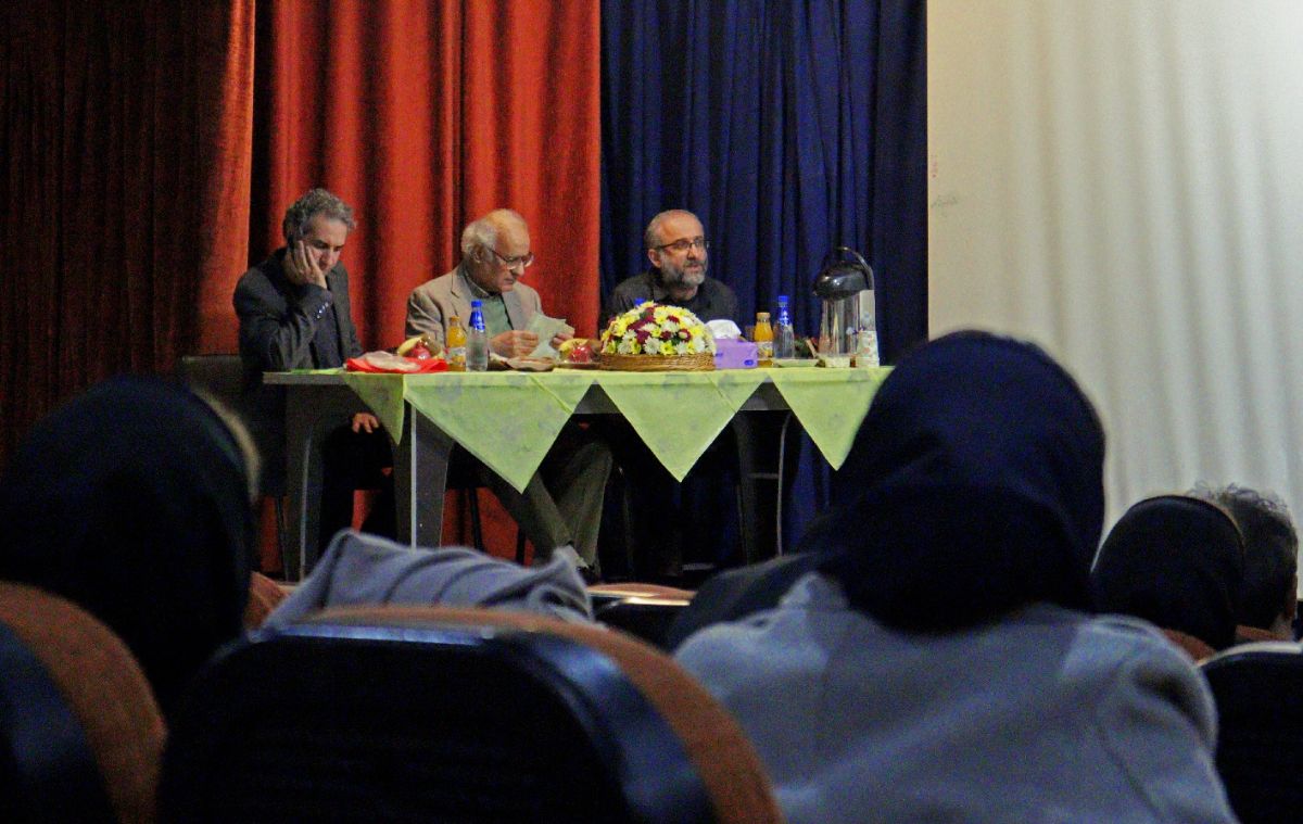 دکتر الستی و هیئت داوران جلسه دفاع پایان نامه و نمایش فیلم منهای خروج در دانشگاه سپهر اصفهان