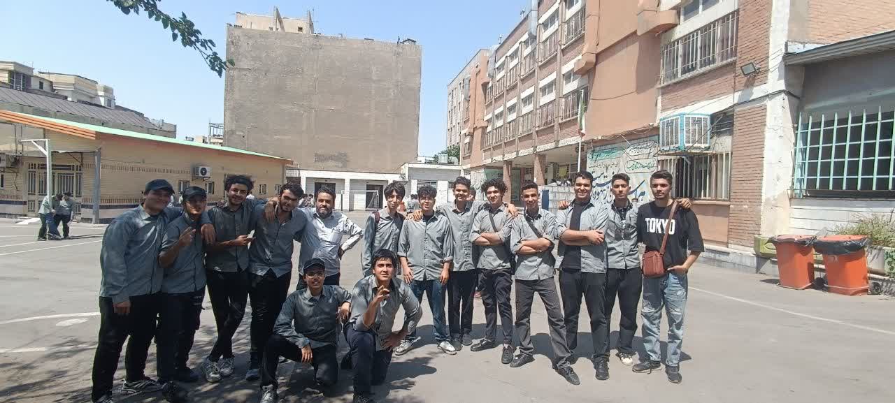 بچه های رشته ریاضی و فیزیک مدرسه اسدتگزاس