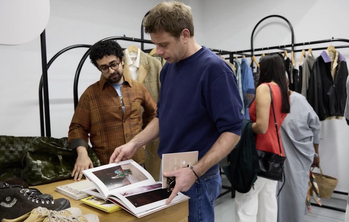 کریتیو دایرکتور دیور در حال بازدید از مجل نمایش آثار