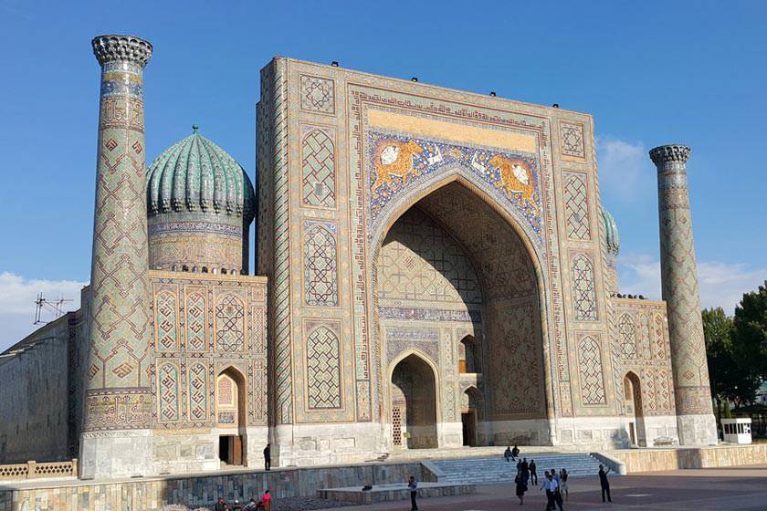 مدرسه شیردار در سمرقند(ازبکستان) نمونه ای از معماری ایرانی در آسیای مرکزی